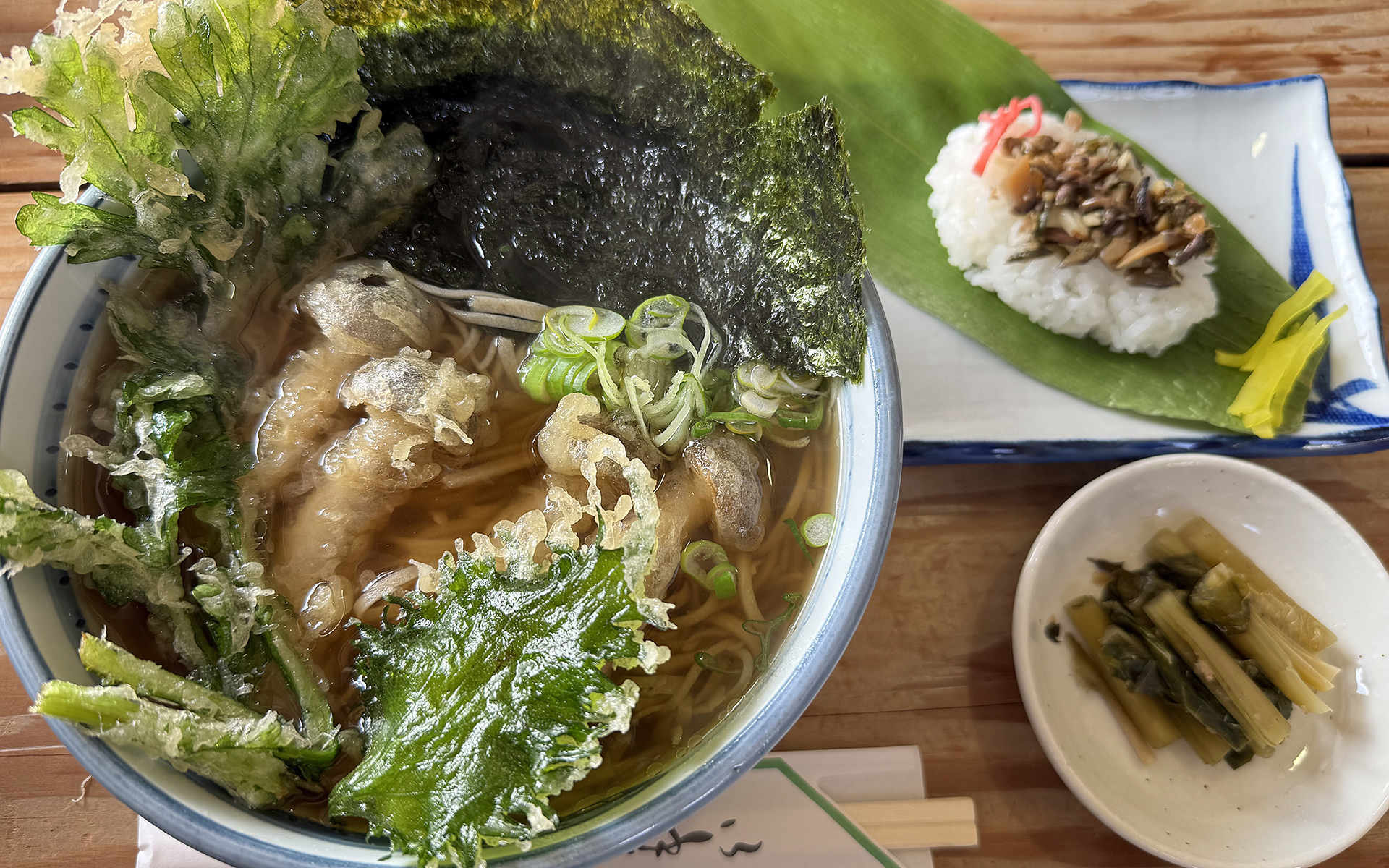 「郷土食堂」さんのしめじ天ぷらそば＆笹ずし