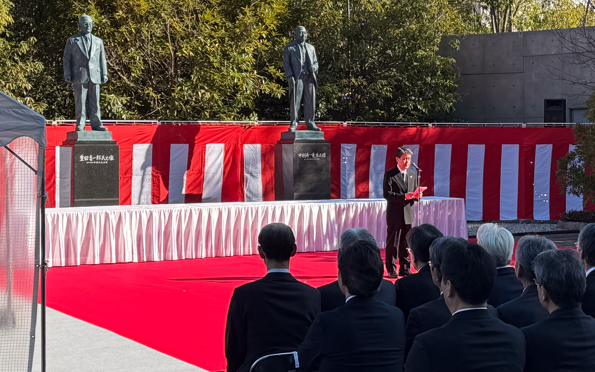 中村寿一氏・豊田喜一郎顕彰会「献花式」であいさつを行なう太田稔彦 豊田市長