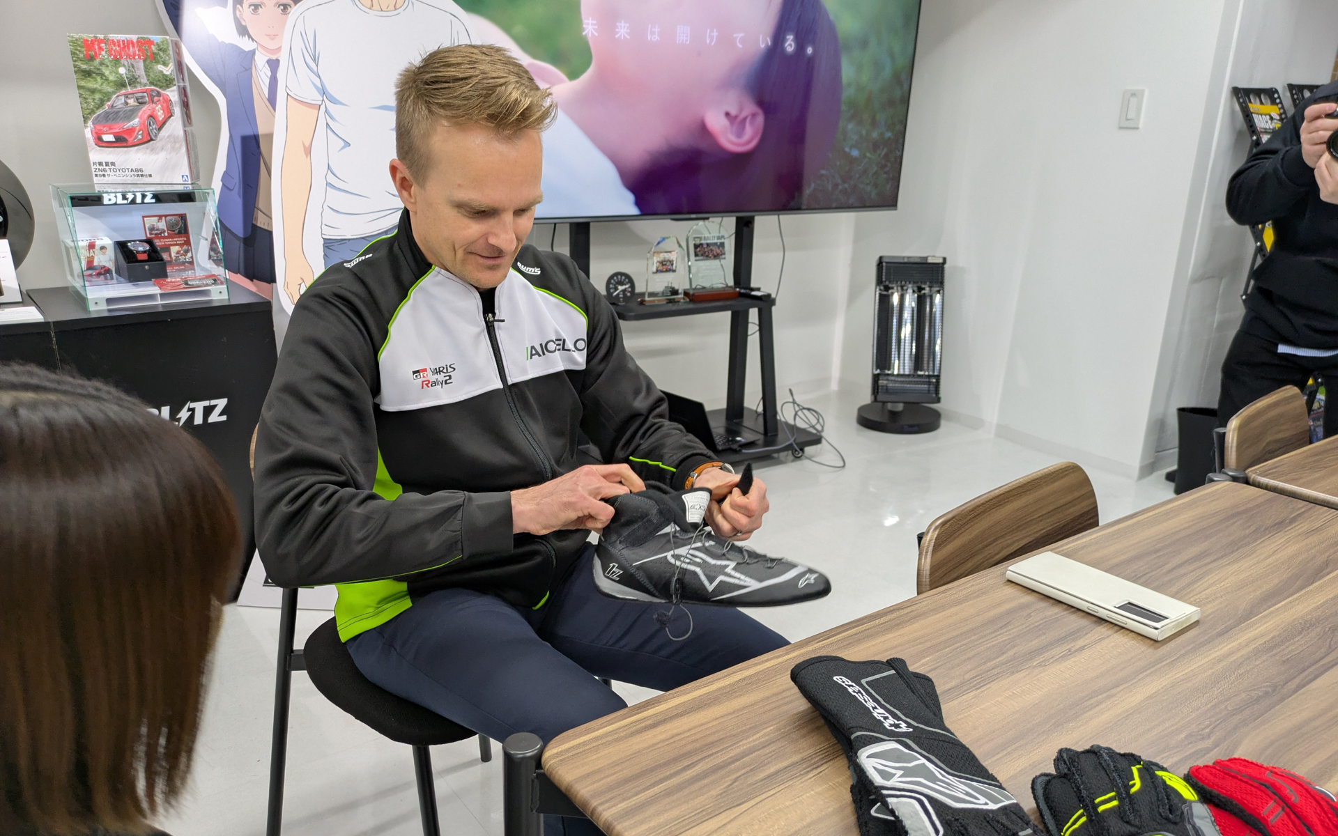 SPKヘリテージ・センターには「シミュレーターラボ」だけでなく、完全予約制の「モータースポーツショールーム」もあり、SPKが取り扱うモータースポーツ用品を実際に見たり触れられる。この日はシミュレーターを体験するため、急きょレーシングシューズとレーシンググローブをコバライネン選手に用意