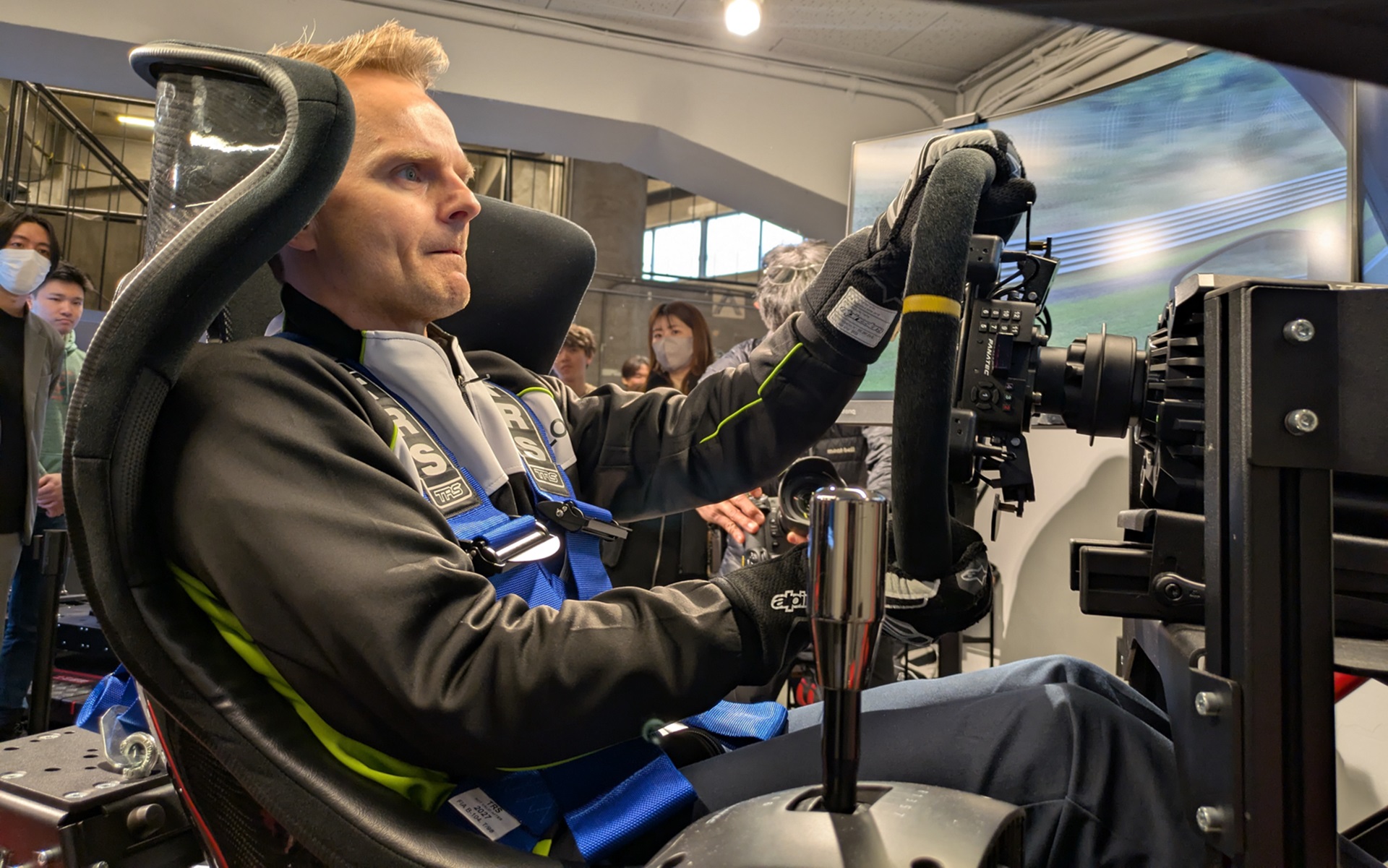 元F1ドライバーで現ラリードライバーであるヘイキ・コバライネン選手がSPKのシミュレーターラボで最新機器を体験した