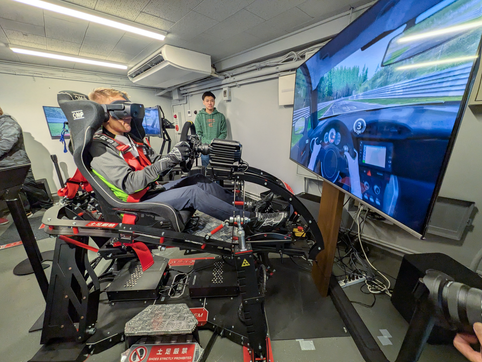 試走後コバライネン選手は、「VRゴーグルをしていると視界が狭く感じるので、慣れるまで窮屈に感じるかな」と語っていた