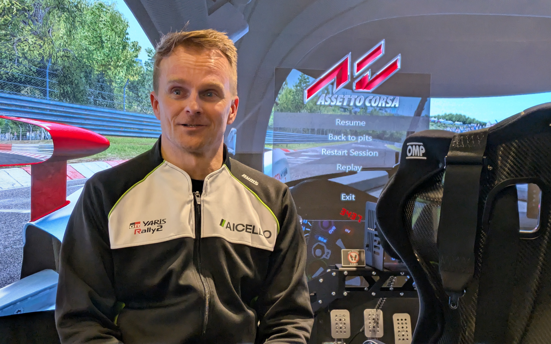 「シミュレーターは、コースレイアウトや加減速ポイントなどを記憶するのに適している」とコバライネン選手