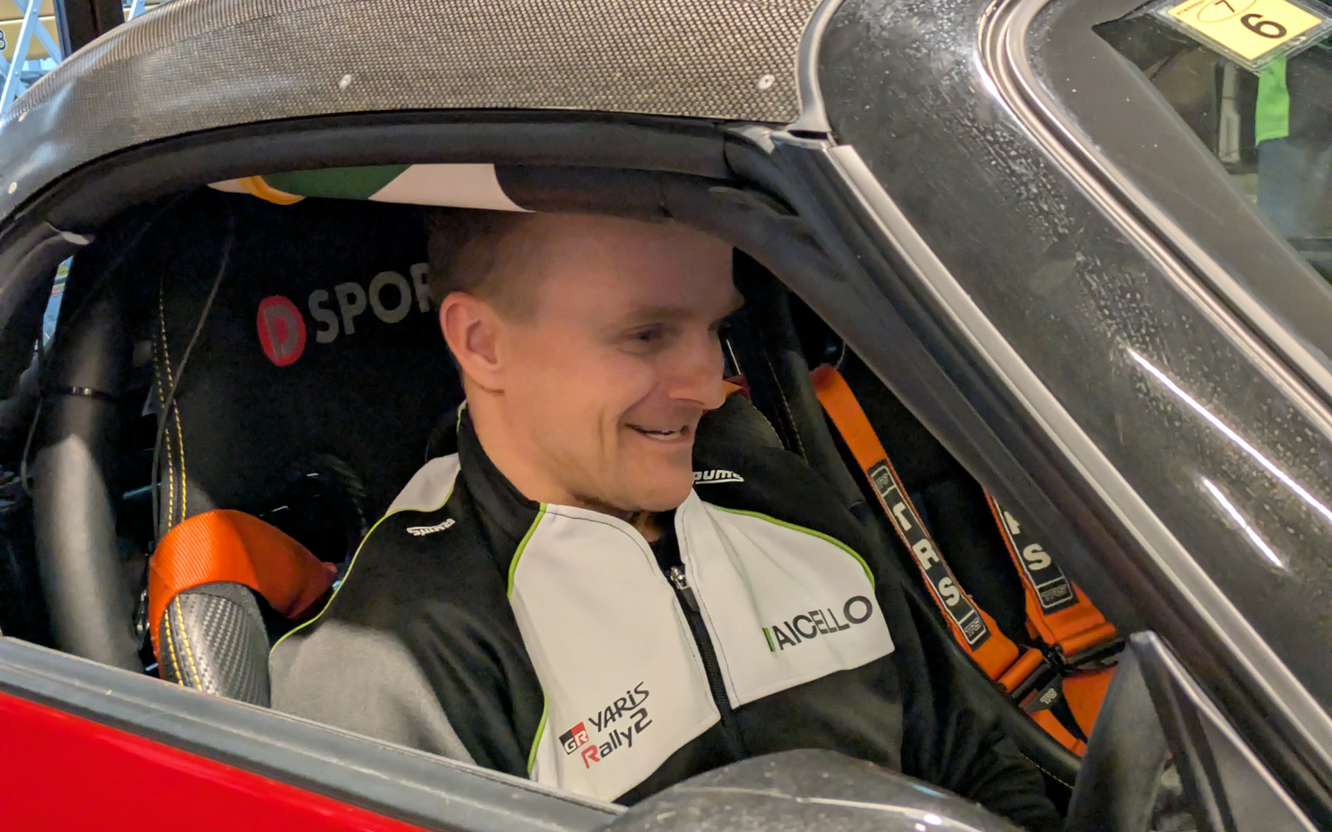 コバライネン選手はコペンGRスポーツの運転席に乗り込み、初体験の小さなコクピット目を輝かせていた