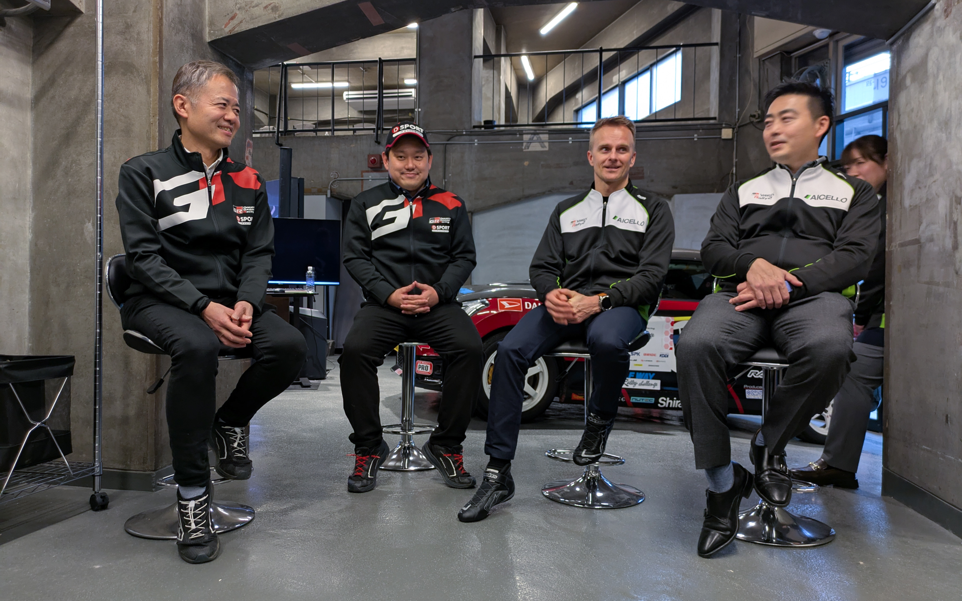 左からD-SPORT Racing Team チーム監督 殿村裕一氏、D-SPORT Racing Team ドライバー相原泰祐選手、Rally Team AICELLOドライバー ヘイキ・コバライネン選手、Rally Team AICELLO チーム代表 牧野太宣氏