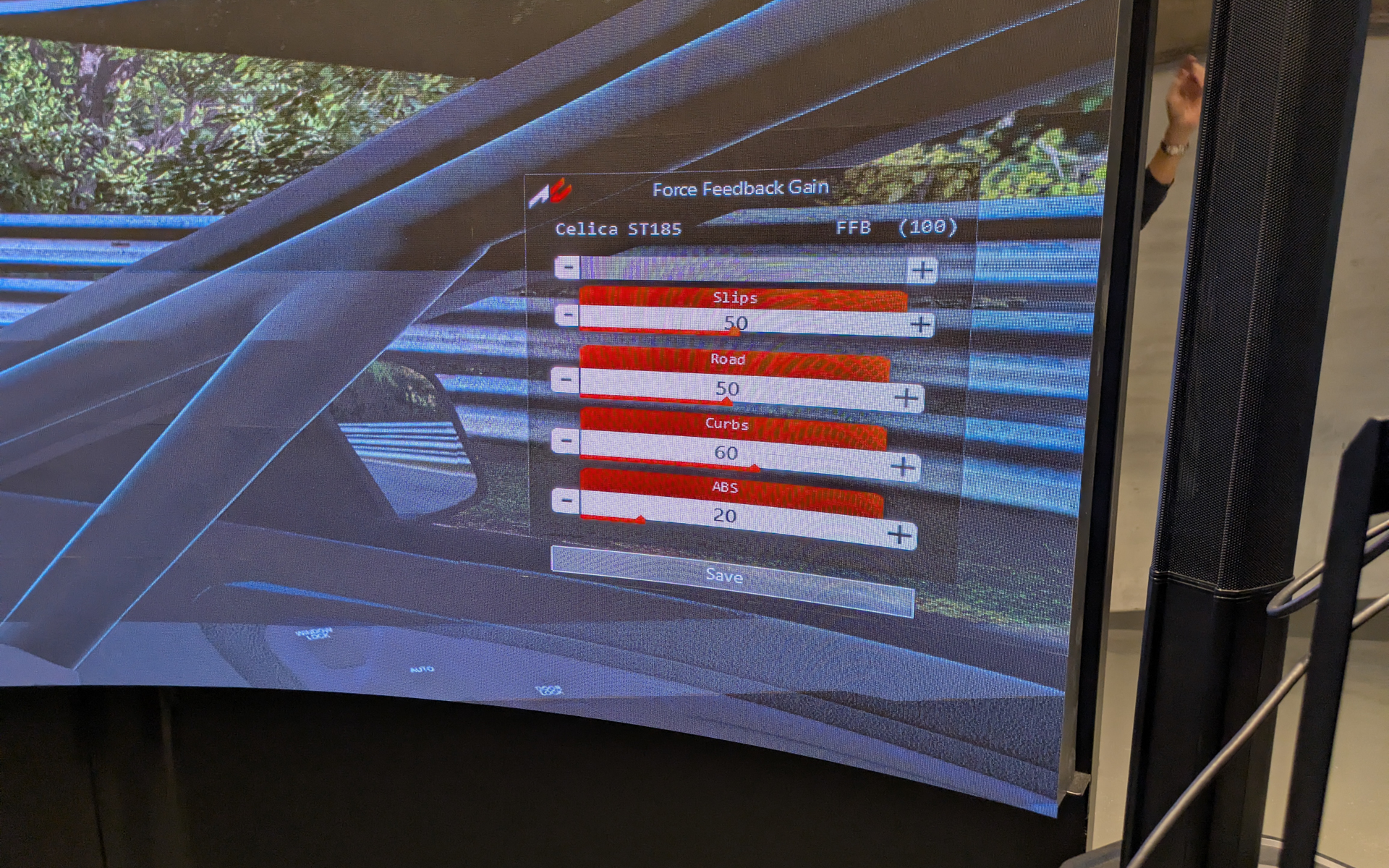 スクリーンの端には、荷重の状態やタイヤの状況のほか、アクセルペダルやブレーキペダルの踏み量を確認できるレベルゲージが表示されている