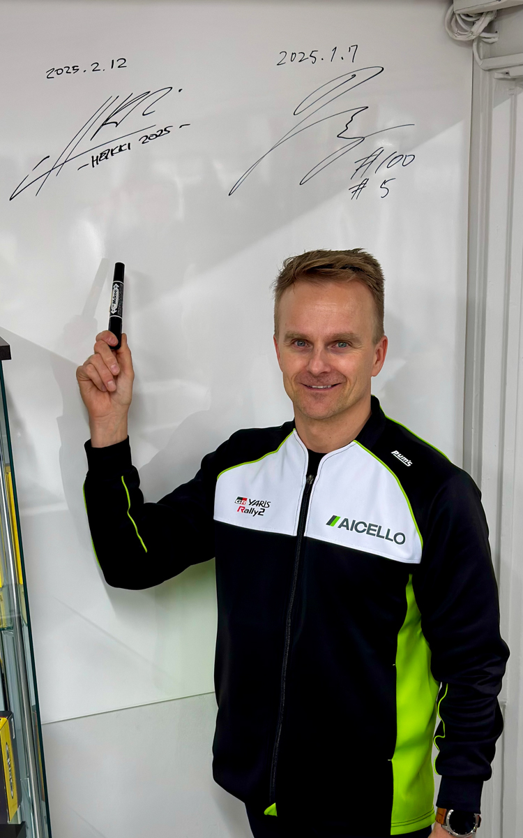 SPKのシミュレーターラボ訪問記念として、コバライネン選手が壁にサインをプレゼント