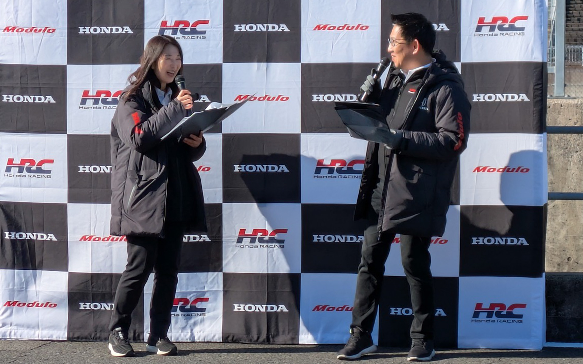 Modulo THANKS DAY 2025のオープニングは、ピットレーン上からスタート。モータースポーツアナウンサーとして大活躍のピエール北川さんとは、すでに4回くらいご一緒させていただいており、今回も機転のきいたリードや裏ネタいっぱいのトークがさすがでした