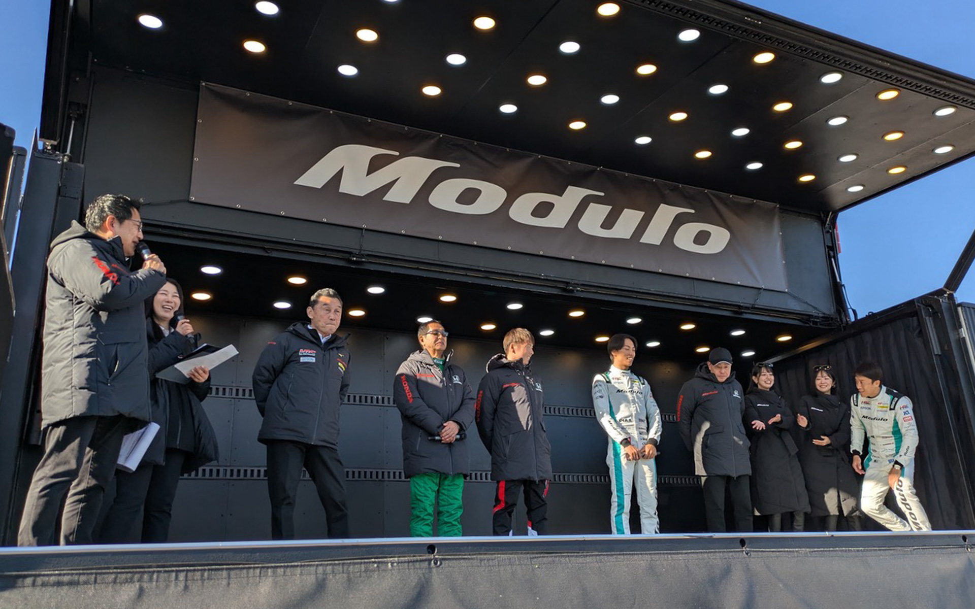 ホンダアクセスの酒井富志也社長、Modulo開発アドバイザーである土屋圭一さん、Honda純正アクセサリーアンバサダーの大津弘樹選手、そして#64Modulo Nakajima Racingの中嶋悟監督、大草りき選手、伊沢拓也選手、Moduloスマイルの池永百合さん、根岸しおりさんが勢揃いした閉会式も盛り上がりました