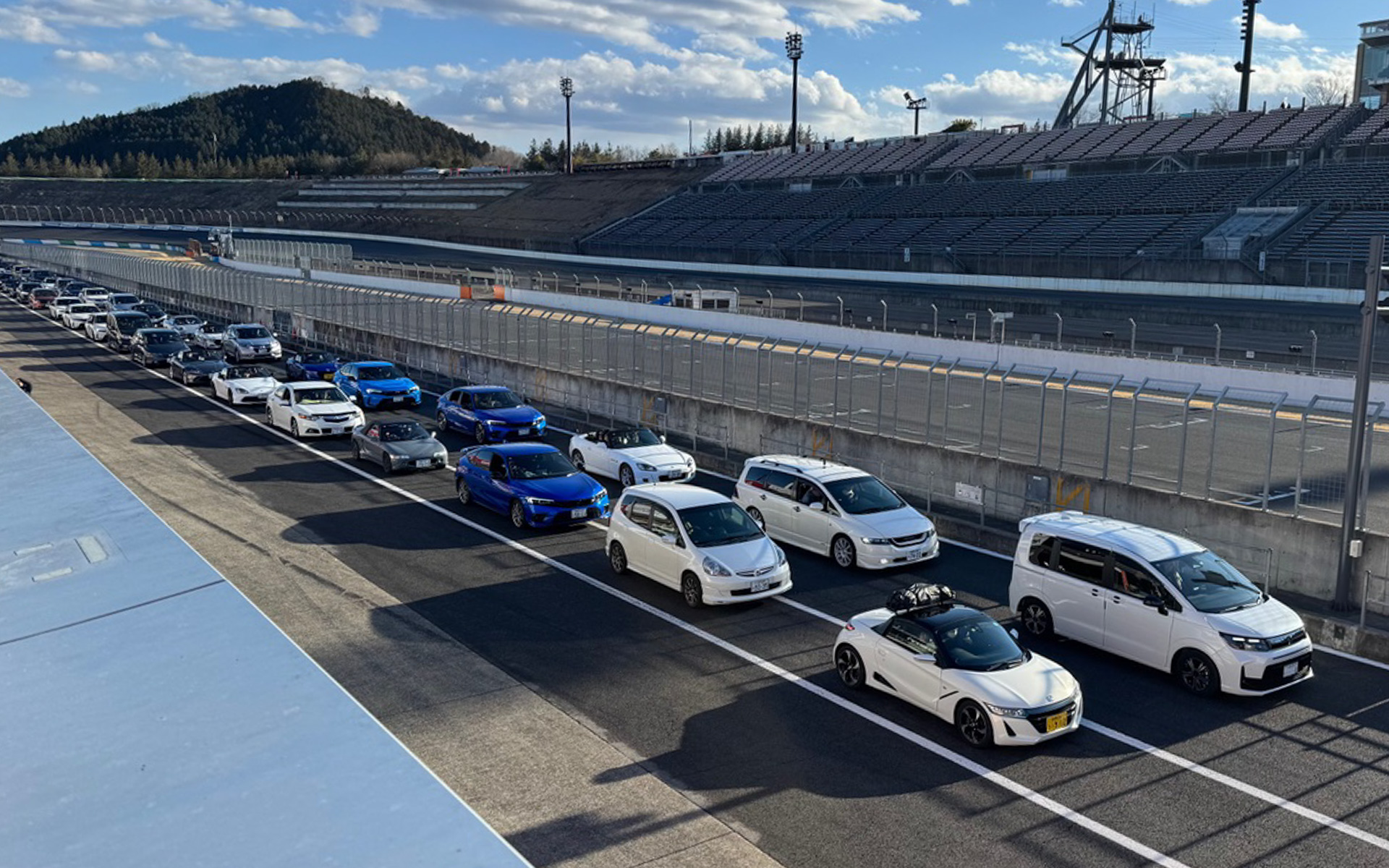 最後のパレードランでコースインを待つHonda車たち。先頭のクルマがホームストレート上に戻ってきても、まだコースインが終わらないほどの行列だったんですよ