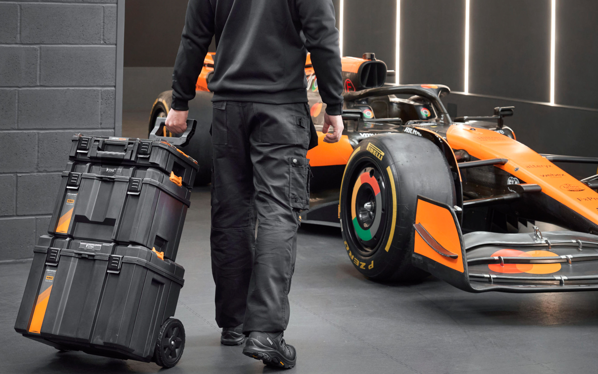 デウォルトがMcLaren（マクラーレン）F1チームとの特別コラボレーションデザインによるツールボックスセット「DEWALT×McLaren F1チーム TSTAK（ティースタック）タワー」を数量限定で発売する