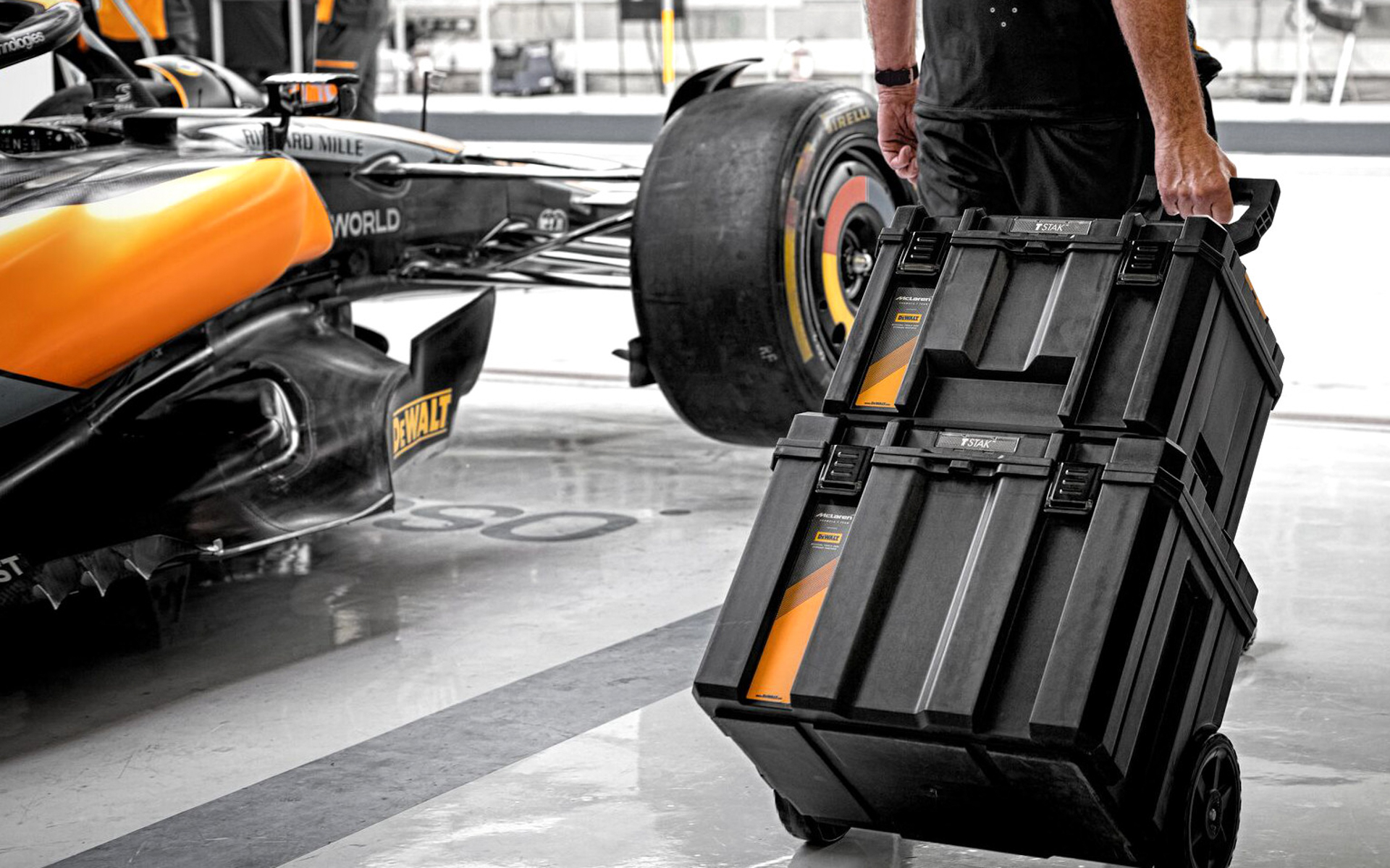 マクラーレンのロゴやシンボルカラーがバックルなどにあしらわれる特別限定品