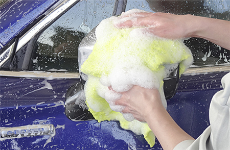 ポケット機能を省き、サイズもひとまわり小さくしたことで、シンプルな仕様かつより購入しやすい価格になった