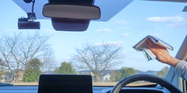 窓ガラスを軽く拭き上げるだけで透明感を取り戻せる