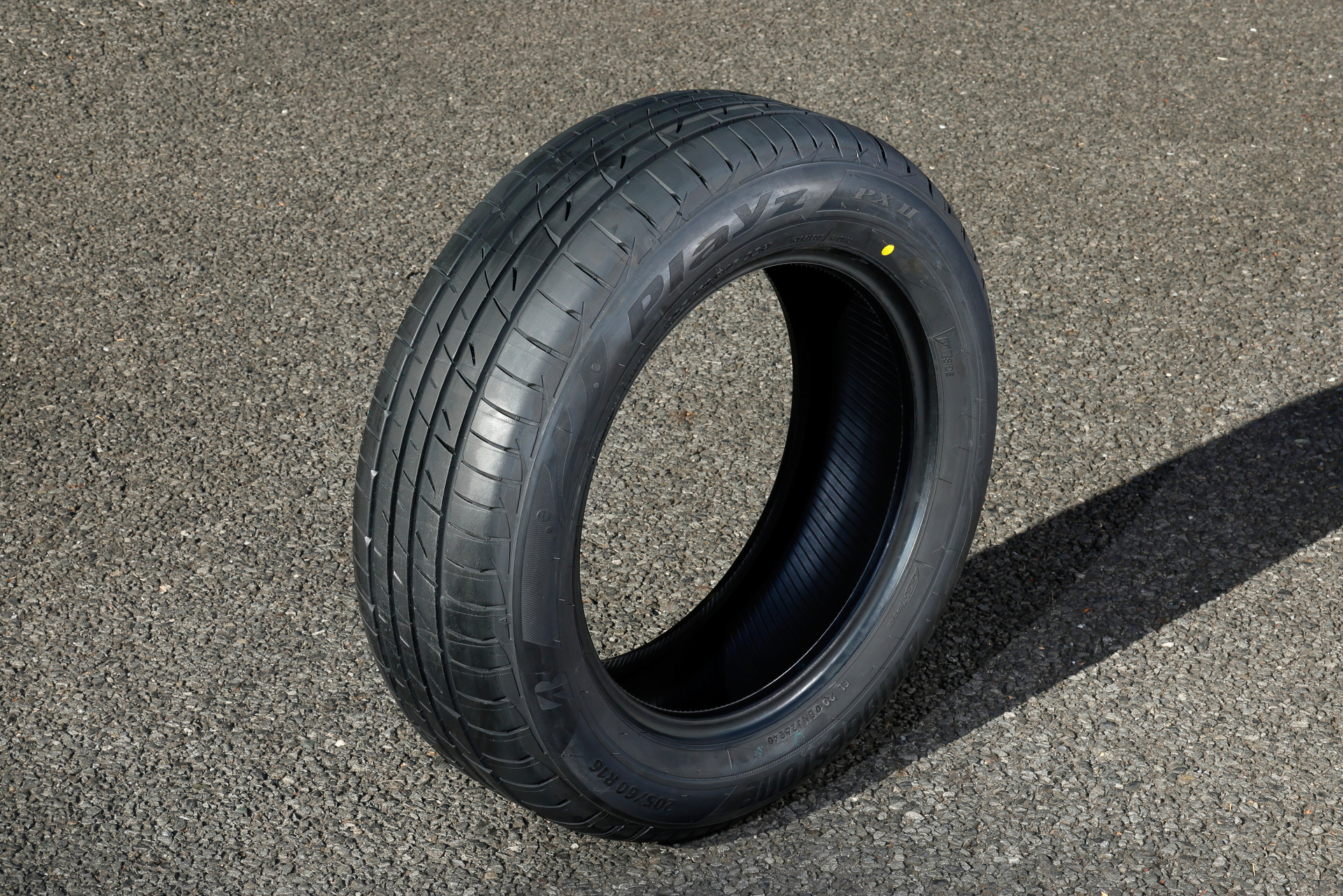 タイヤのイン側とアウト側のサイド部を異なる形状とするブリヂストンの独自技術「非対称形状」を採用し、ハンドルのふらつきを抑制して「疲れにくい」を実現した「Playz PX II」