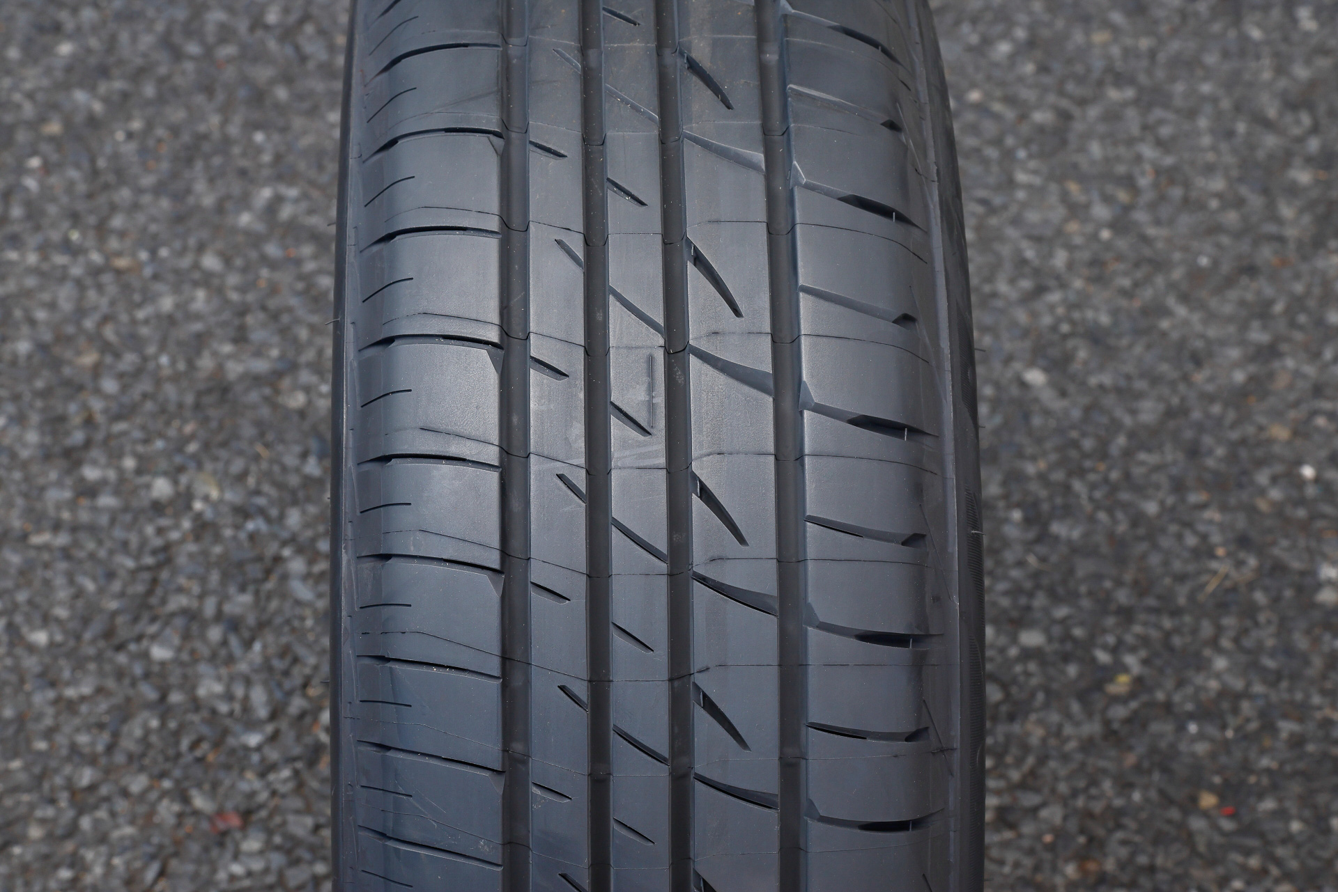 タイヤが摩耗すると溝による排水性が弱まり、一般的にはウェット性能が低下するが、「Playz PX II」では「シリカ配合ウェット重視ゴム」とブリヂストンの独自技術「ULTIMAT EYE（アルティメット アイ）」を駆使した接地形状の適正化により、溝に頼らないウェット性能の強化を実現。新品時のウェットブレーキを従来品（Playz PXシリーズ）比で5％短縮するとともに、摩耗によるウェット性能の低下を抑制。また、ゴムとトレッドパターンの最適化によって摩耗寿命を従来品と比べ11％向上したという