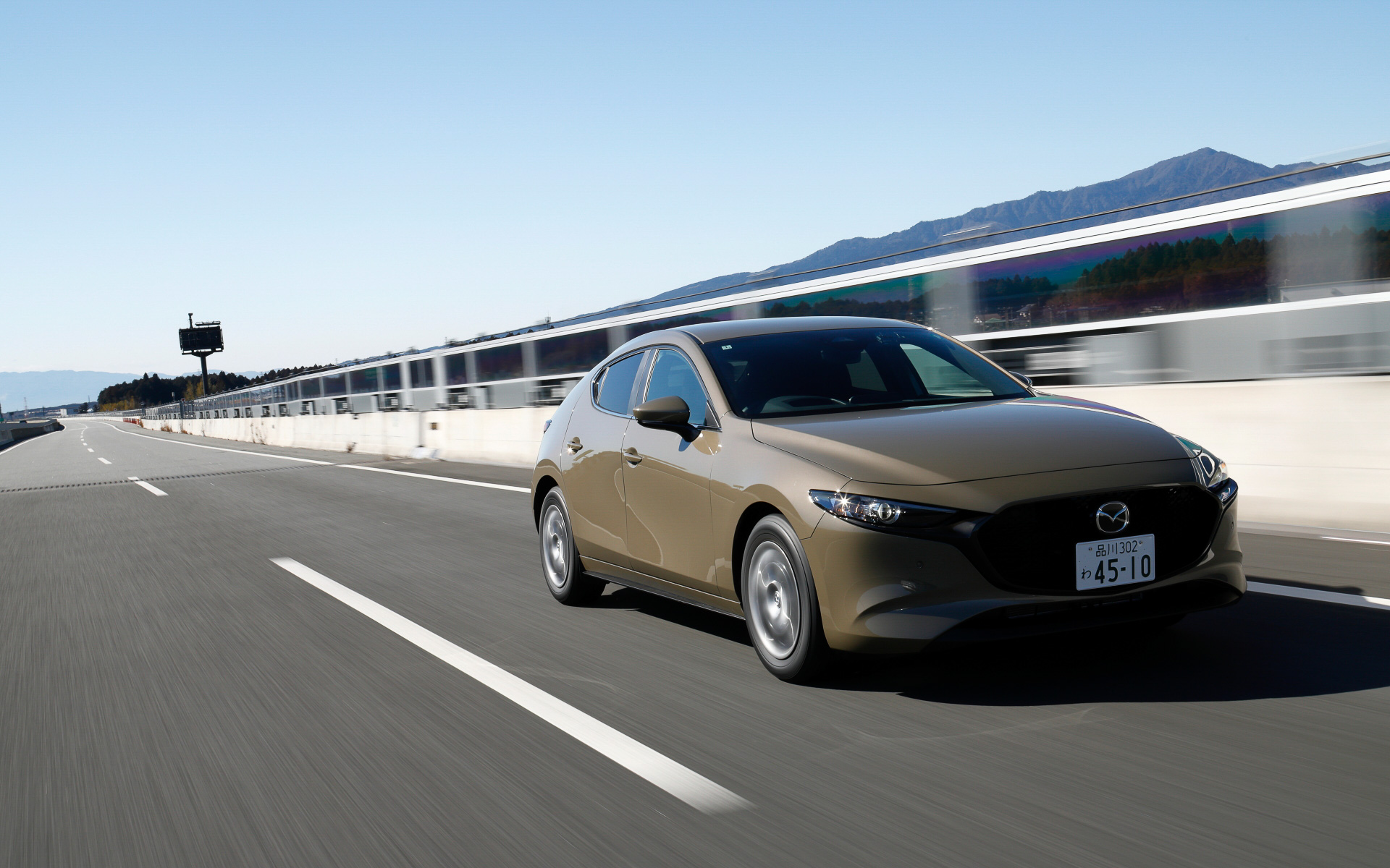 セダン、スポーツ、コンパクト用にサイズラインアップを展開しているということで、マツダ3に「Playz PX II」を履いてその性能をチェックした