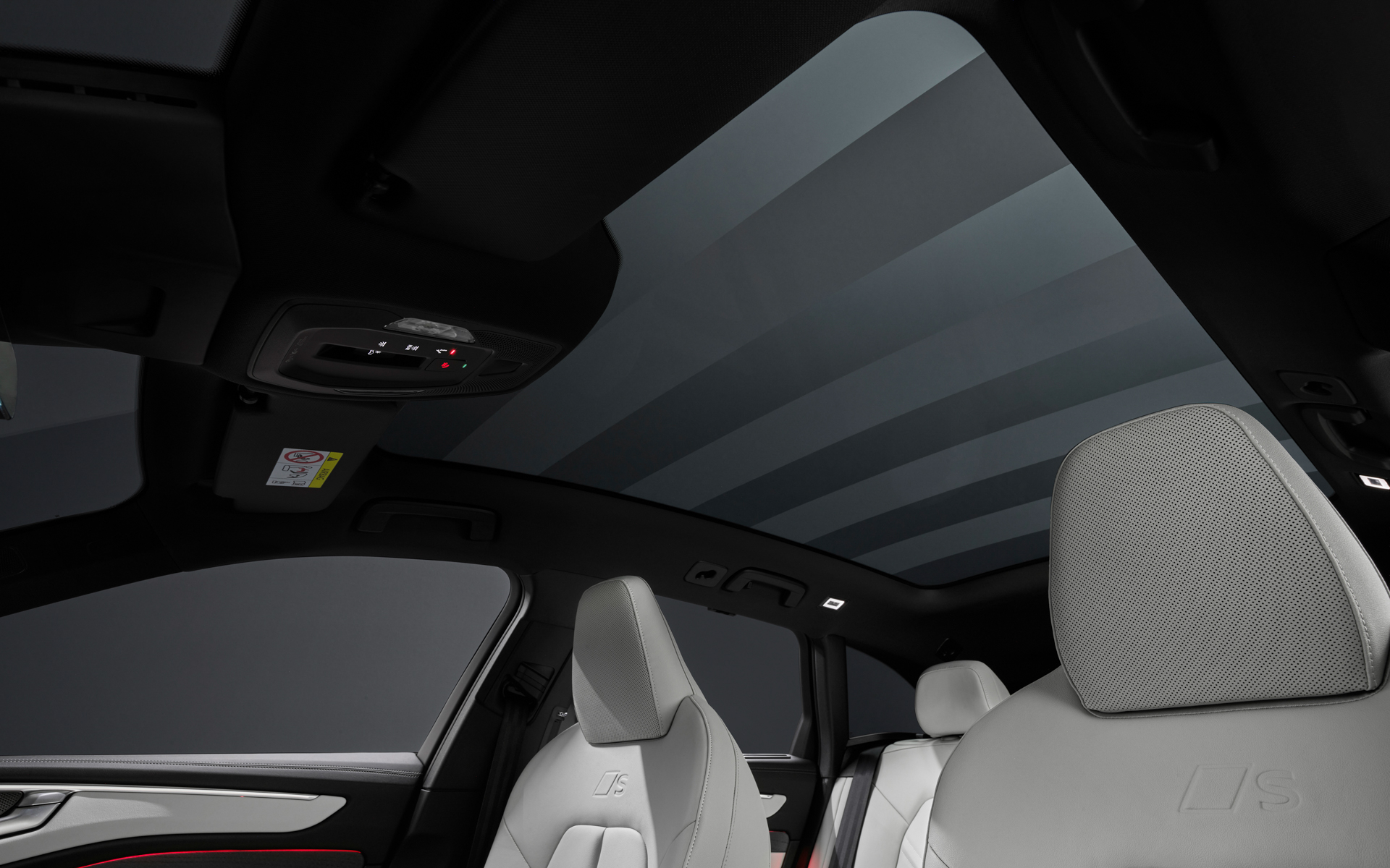 オプションのパノラマガラスサンルーフは明るく開放的な雰囲気と効果的な遮光をスムーズに切り替え可能