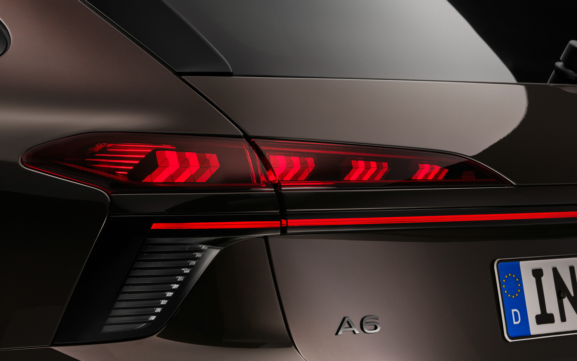 第2世代のデジタルOLEDテールランプを採用し、視認性および安全性が向上