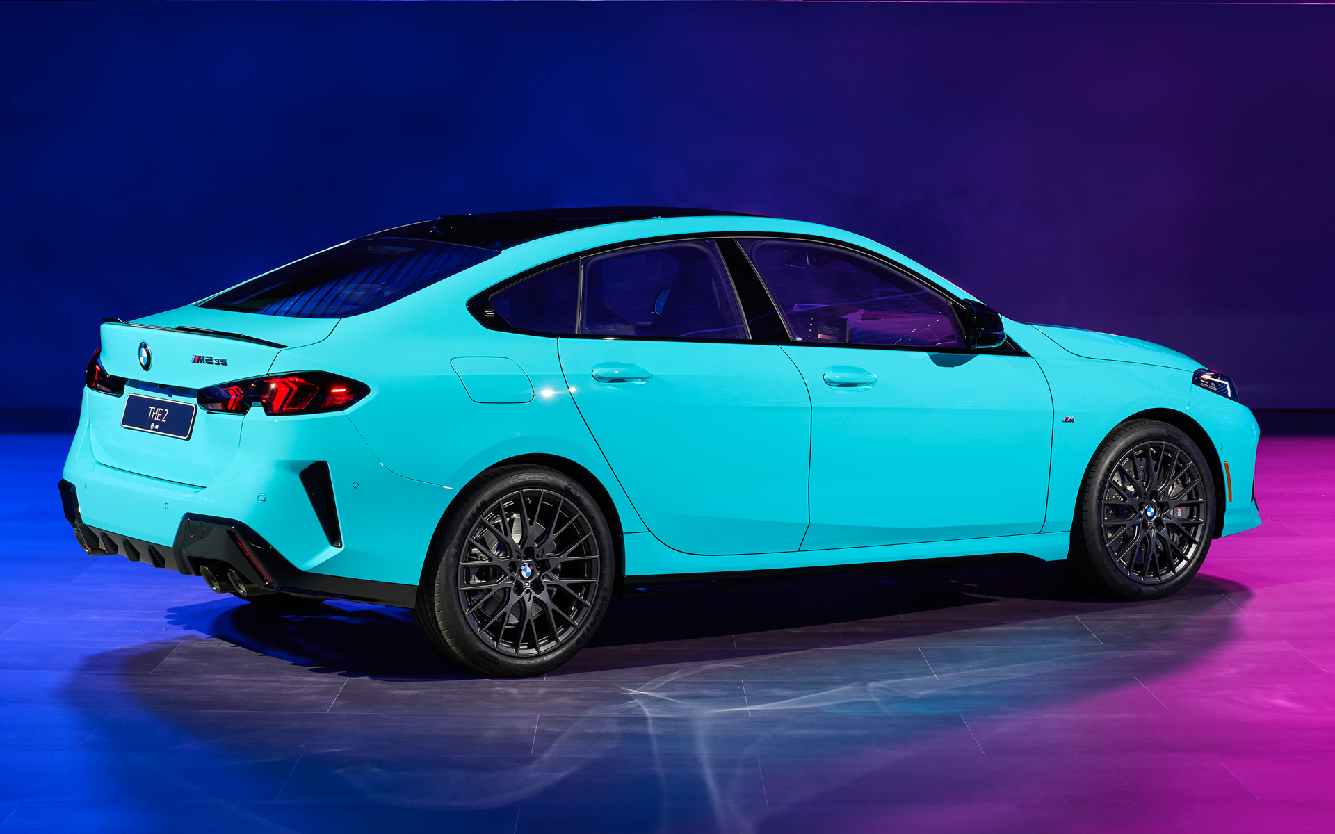 2シリーズ グランクーペのボディサイズは、4550×1800×1435mm（全長×全幅×全高）と日本市場に適したサイズとしている。ホイールベースは2670mm、車両総重量は1865kg