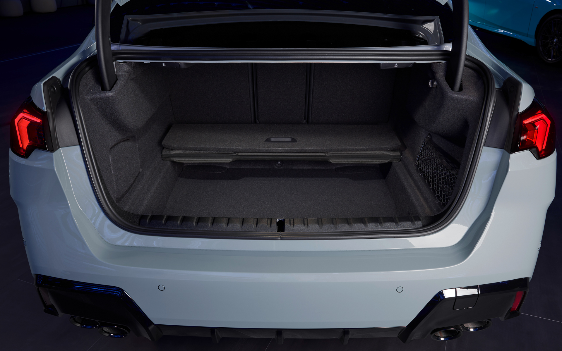 トランクは2段式で下段も備えている