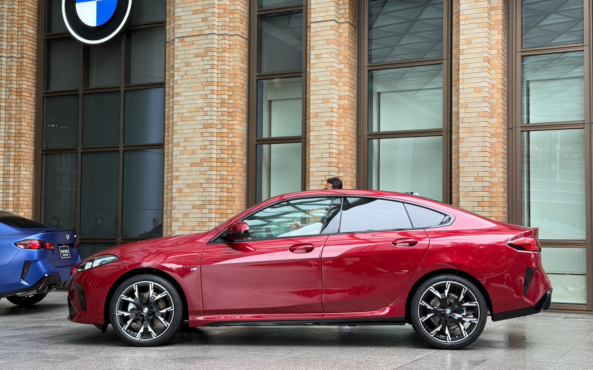 屋外スペースに展示された新型「2シリーズ グラン クーペ」