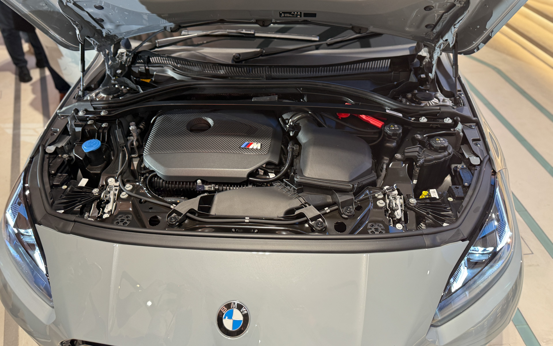 「M235 xDrive Gran Coupé」は、最高出力221kW/5750rpm、最大トルク400Nm/2000-4500rpmを発生する直列4気筒 2.0リッターガソリンエンジンを搭載、WLTCモード燃料消費率は12.6km/L