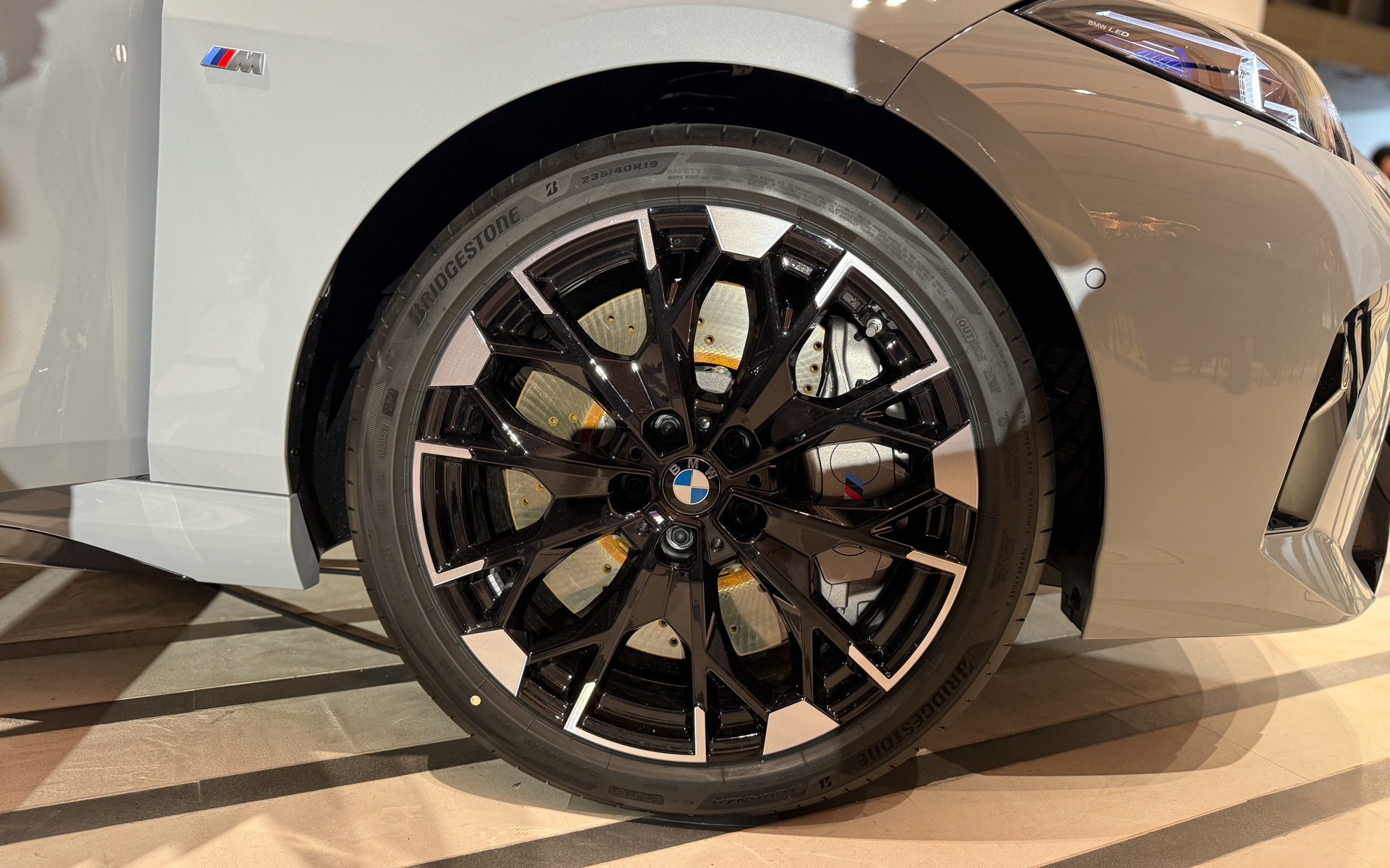 展示車両は235/40R19インチのタイヤを装着