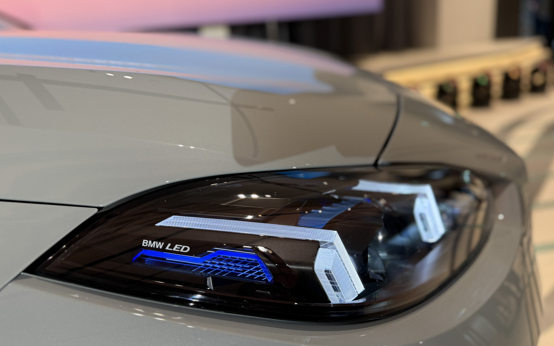 LEDのヘッドライトを採用