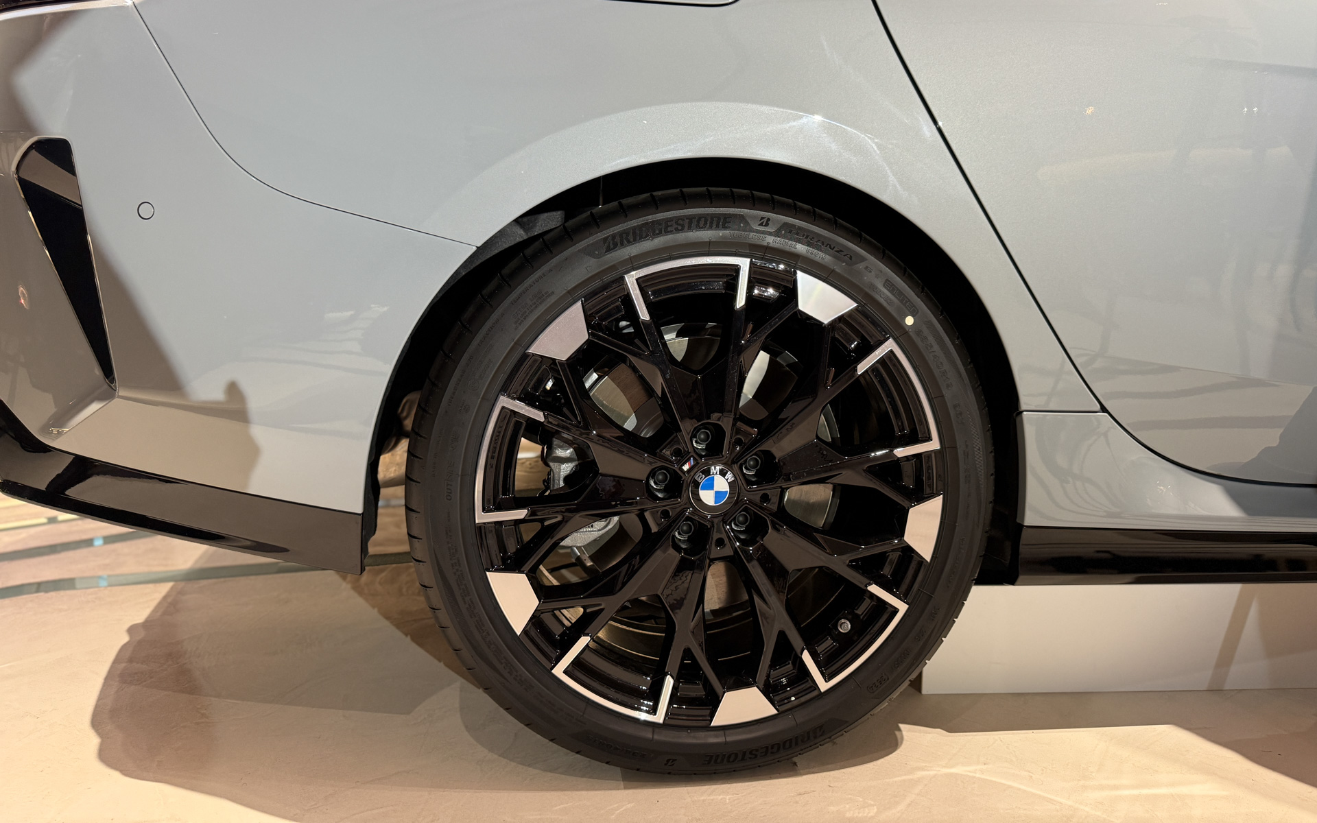 展示車両は235/40R19インチのタイヤを装着