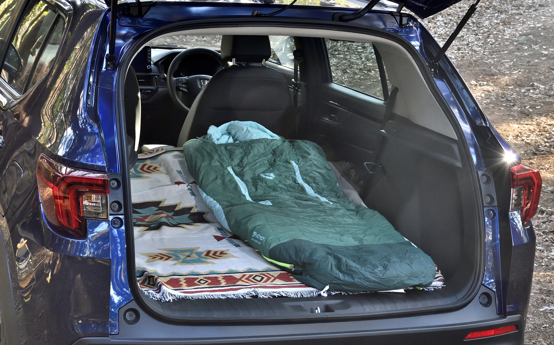 ラゲッジスペースからフラットにつながることで、車中泊などもしやすくなる。なお、ラゲッジボードの耐荷重は70kg