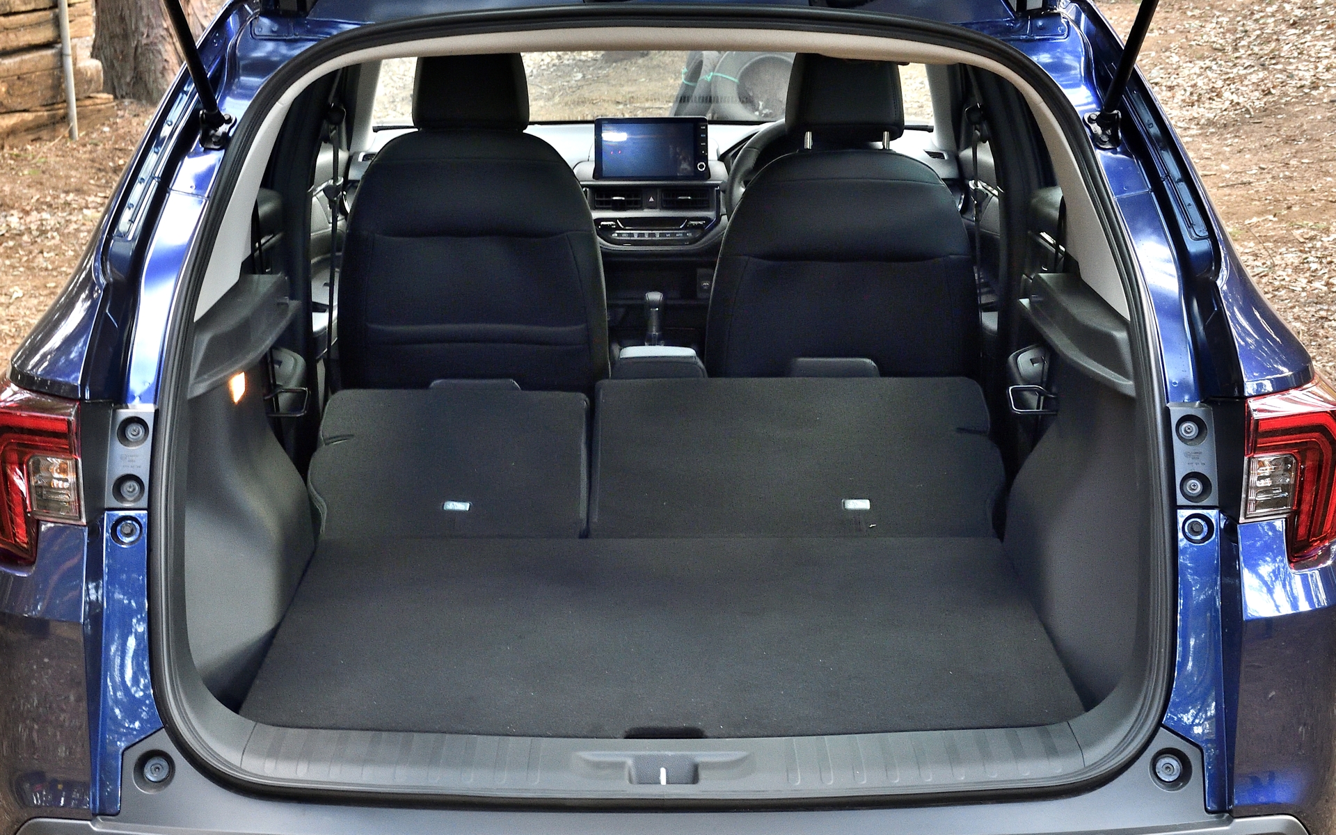 ホンダアクセスの「ラゲッジボード」を装着すれば、倒した後席とラゲッジスペースがフラットにつながる。ボードのサイズは約1014×約798×約9mm（幅×奥行き×高さ）