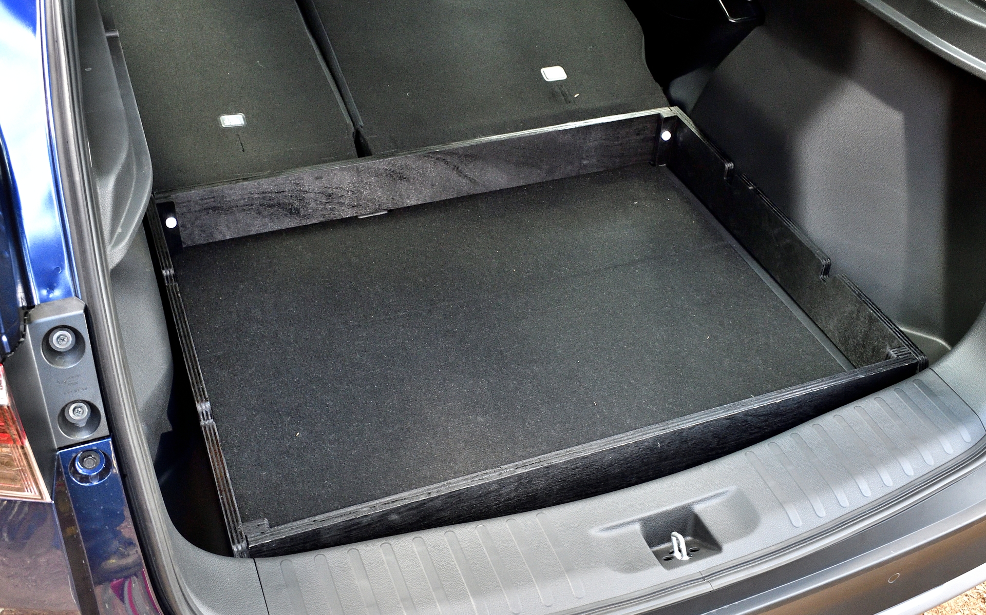 ラゲッジボードは木枠に乗っていて、ボードめくれば収納スペースとして使える。収納スペースのサイズは：約970×約716×約110mm（幅×奥行き×高さ）