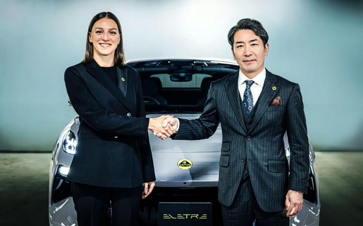 ロータス・カーズ アジアパシフィック、中東、アフリカ オペレーションズ ダイレクターのカティア・ザビアロバ氏（左）と、SKY GROUP 常務取締役 茂野拓氏（右）