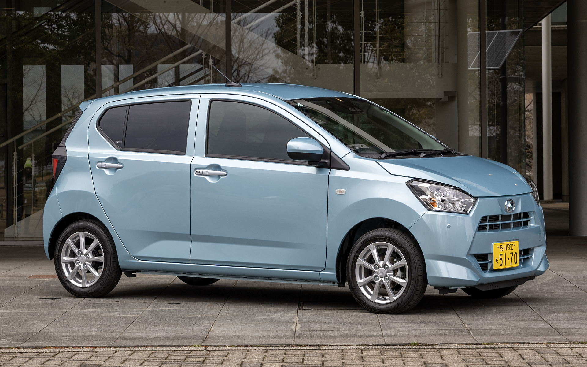 DNGA登場前のクルマだが、開発者が「良品廉価の代表作」と呼ぶのがミライース。低価格設定であり、高い燃費性能、運転がしやすい運転席まわりの作り、そして予防安全機能の搭載などすべて備えた軽自動車。撮影車はG“SA III”、ボディカラーはスカイブルーメタリック