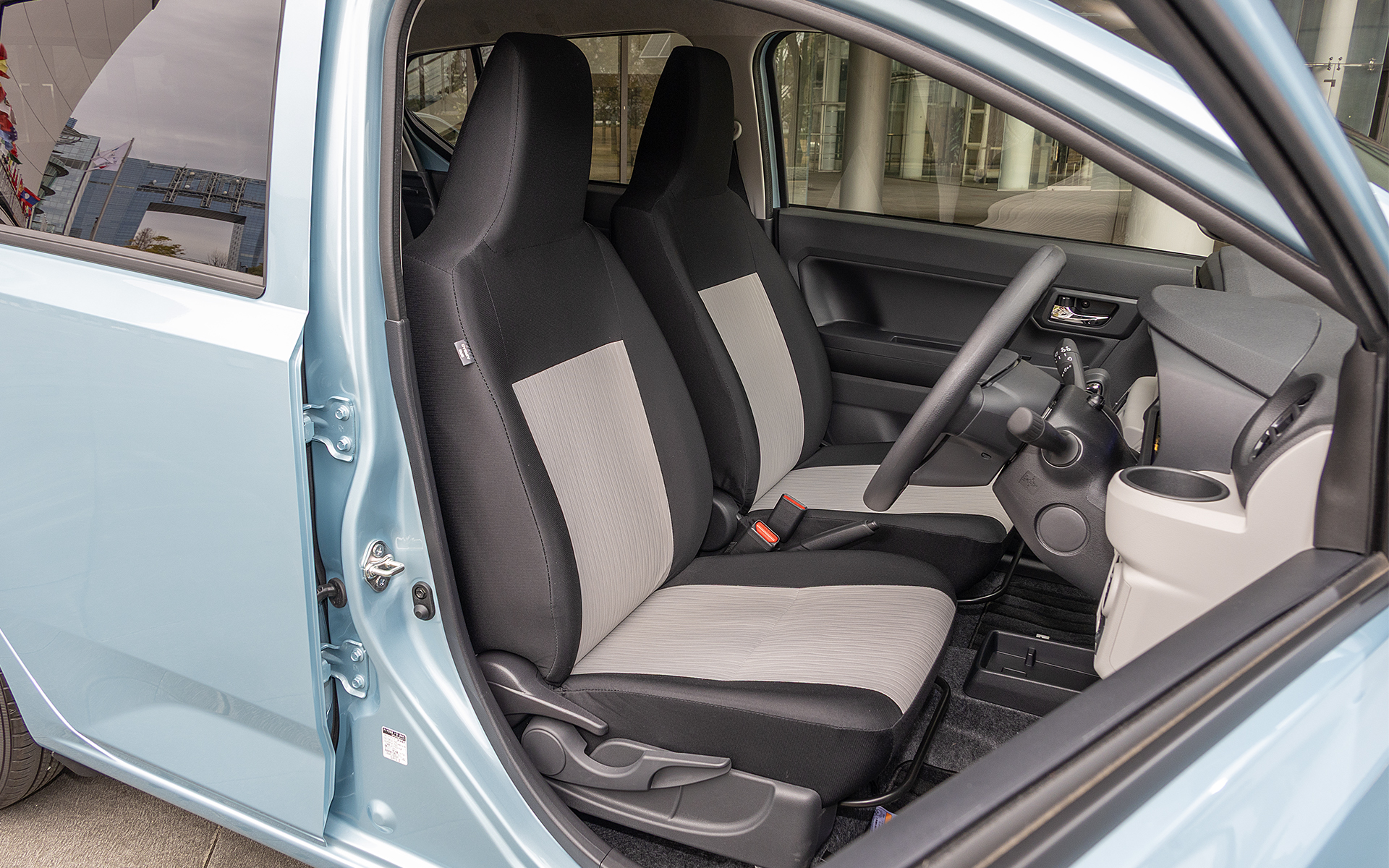 ミライースのインテリア。豪華ではないが質感のあるデザイン。運転しやすさを追求しているのでペダルの角度なども操作しやすいように練られている。また、シートも形状はシンプルながら高さを調整できるリフターを装備している