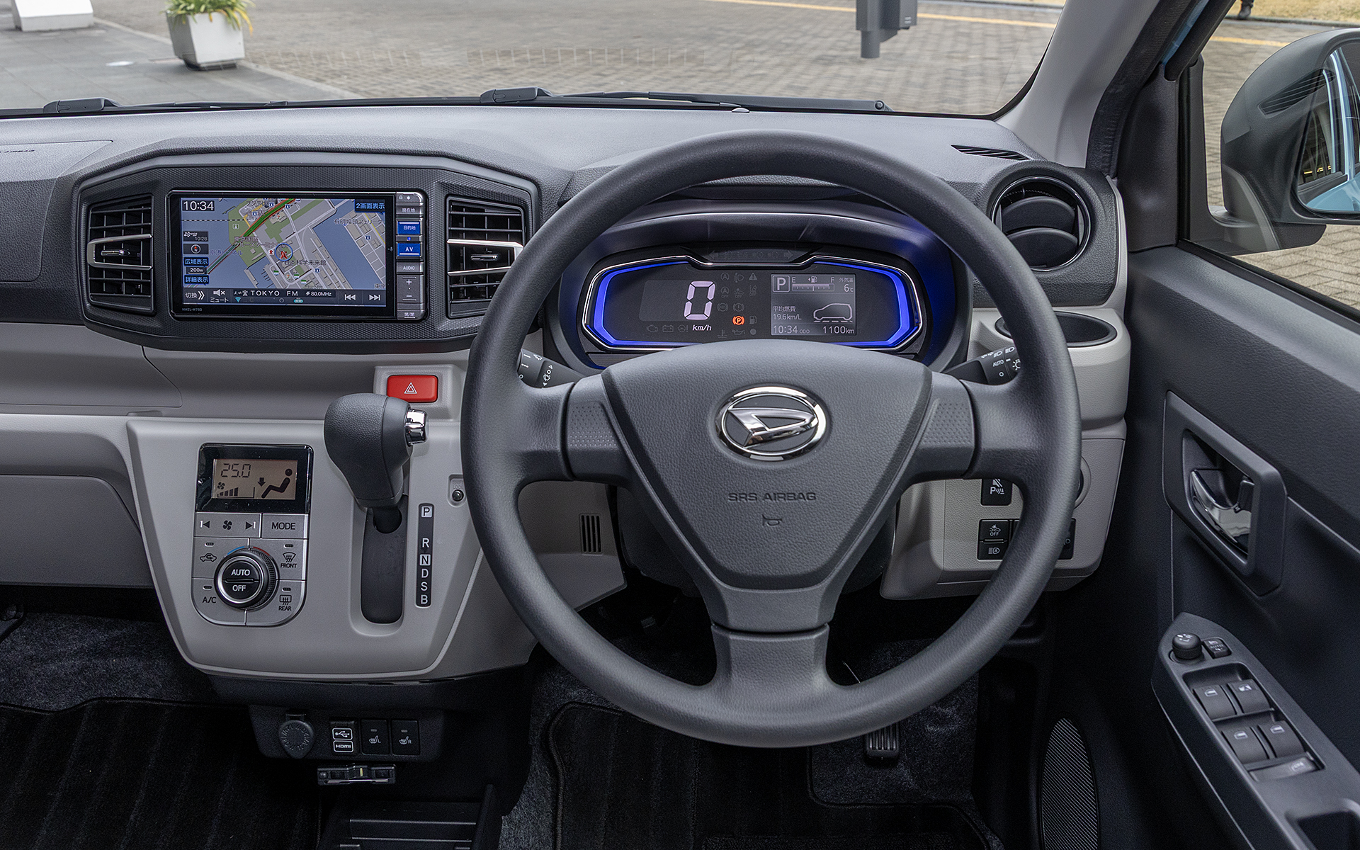 ミライースのステアリングまわり。メーターパネルは液晶タイプ。数字などは白色であらゆる条件でも見やすい