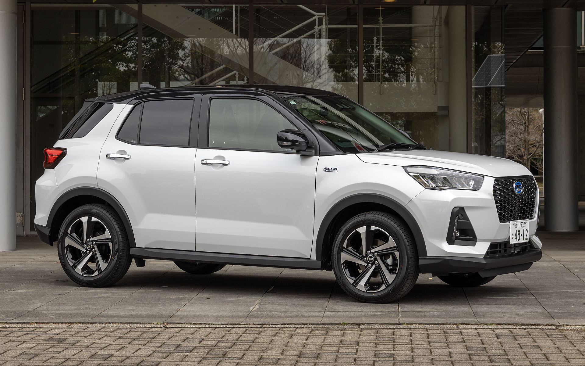 DNGAプラットフォーム採用のロッキー プレミアムG HEV。ボディカラーはシャイニングホワイトパール。軽自動車よりサイズが大きいので、ロッキーのDNGAは軽自動車用のトレッドやホイールベースを広げた派生版になっている