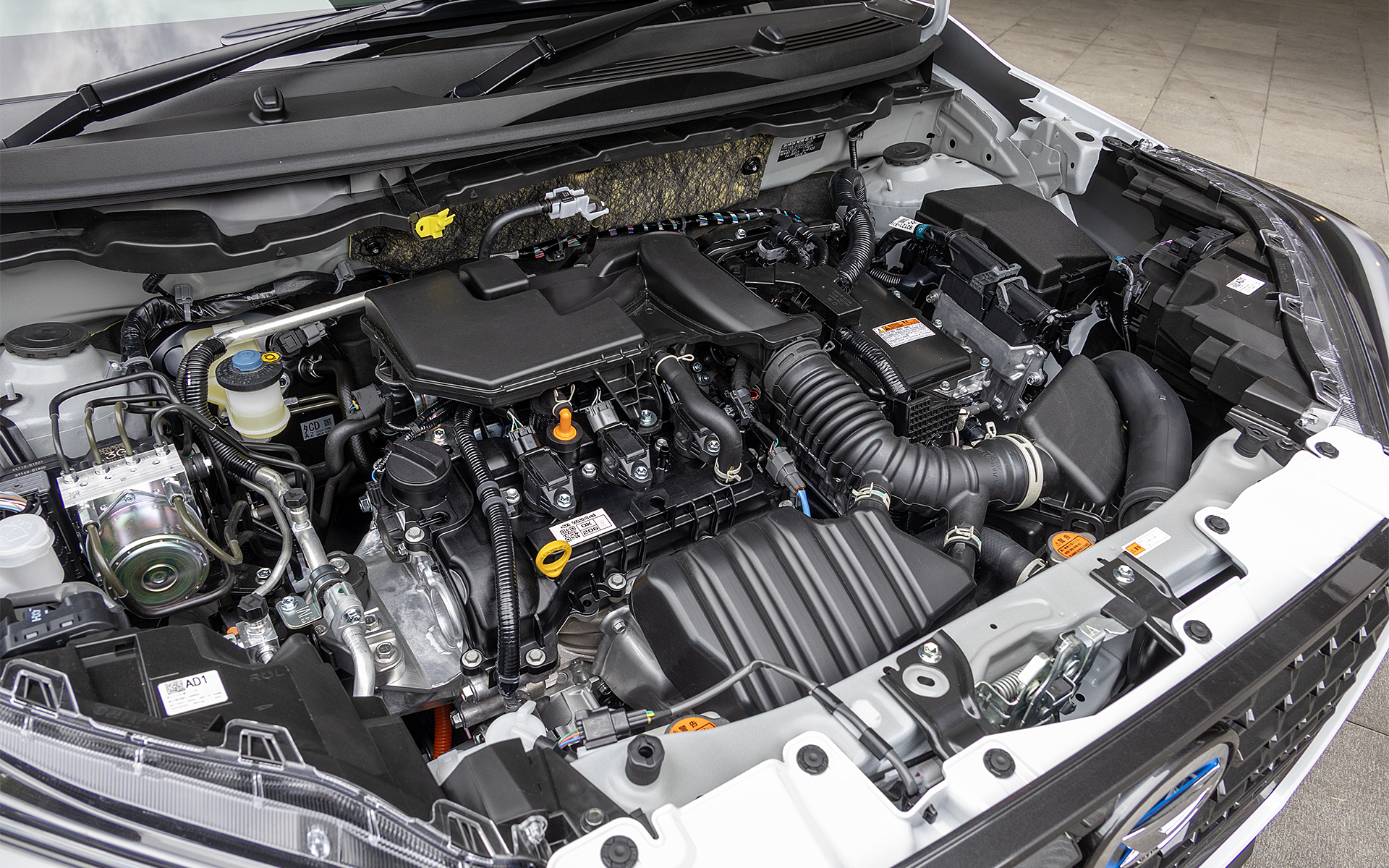 100％モーターで走行できるe-SMART HYBRID。エンジンを積むがこれは発電用。走行条件に応じてバッテリと1.2リッターエンジンでの発電を使い分けている