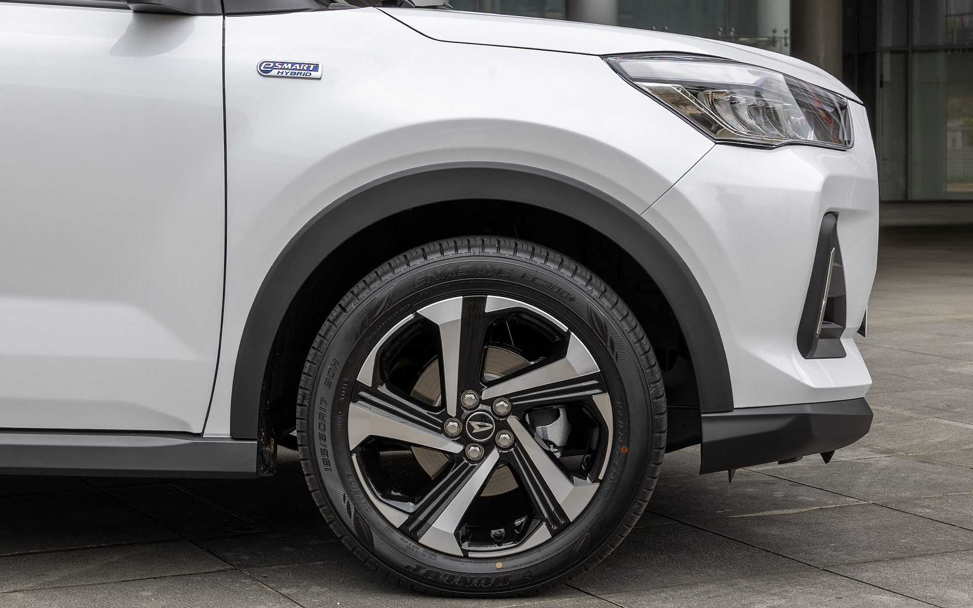 HEVはトルクの立ち上がりが早いことから、ホイール締結ボルトの数をガソリン車の4穴から5穴に変えてある