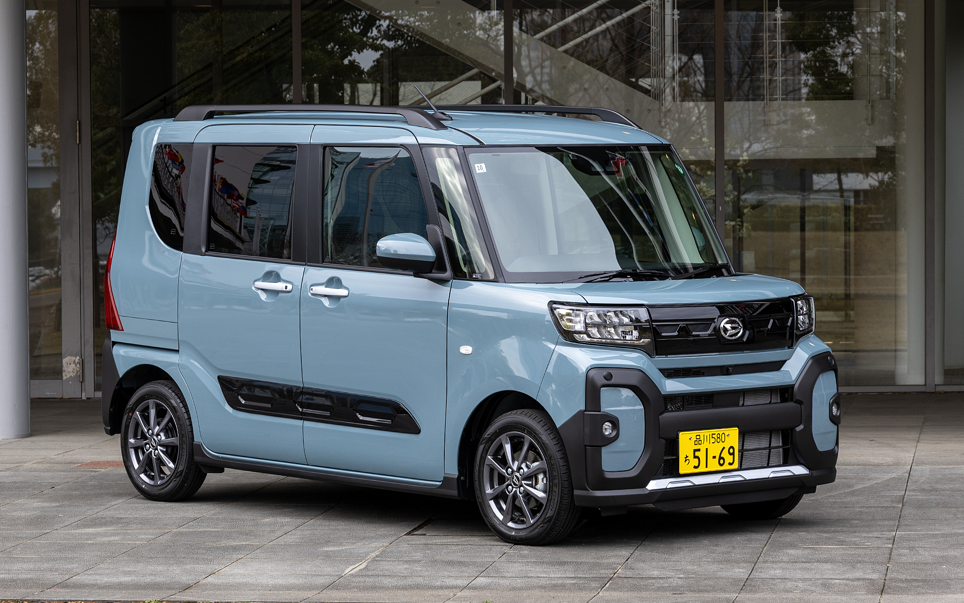 今回の展示車の中で軽乗用モデルの撮影題材として選んだのはタントシリーズの「ファンクロス」。自然吸気エンジン、2WD（前輪駆動）、CVTでボディカラーはレイクブルーメタリック。ファンクロスもプラットフォームにDNGAを採用している