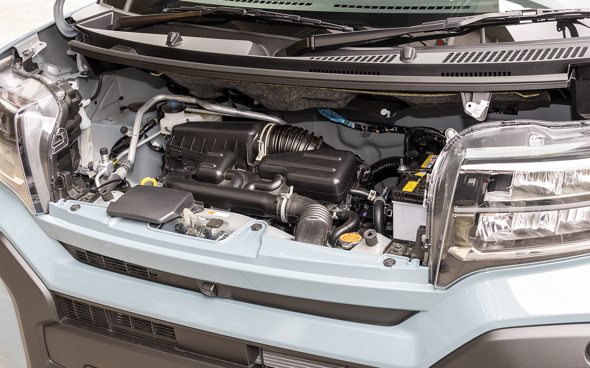 タント ファンクロスの水冷直列3気筒12バルブDOHCのKF型エンジン。撮影車は自然吸気だが、インタークーラーターボエンジンの設定もある。排気量は小さいが性能を出すための作り込みが多く盛り込まれる高性能エンジンだ