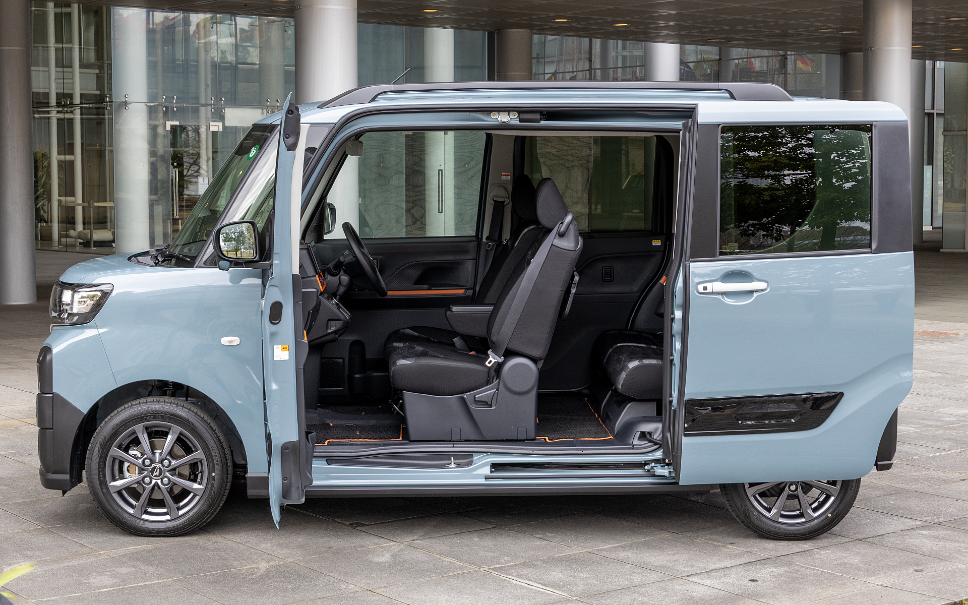 タントシリーズは助手席側はピラーレスで広い開口部を持つ。運転席、助手席はシートヒーター付き。ファンクロスでは、すべてのシート表皮は撥水加工のフルファブリックとなる