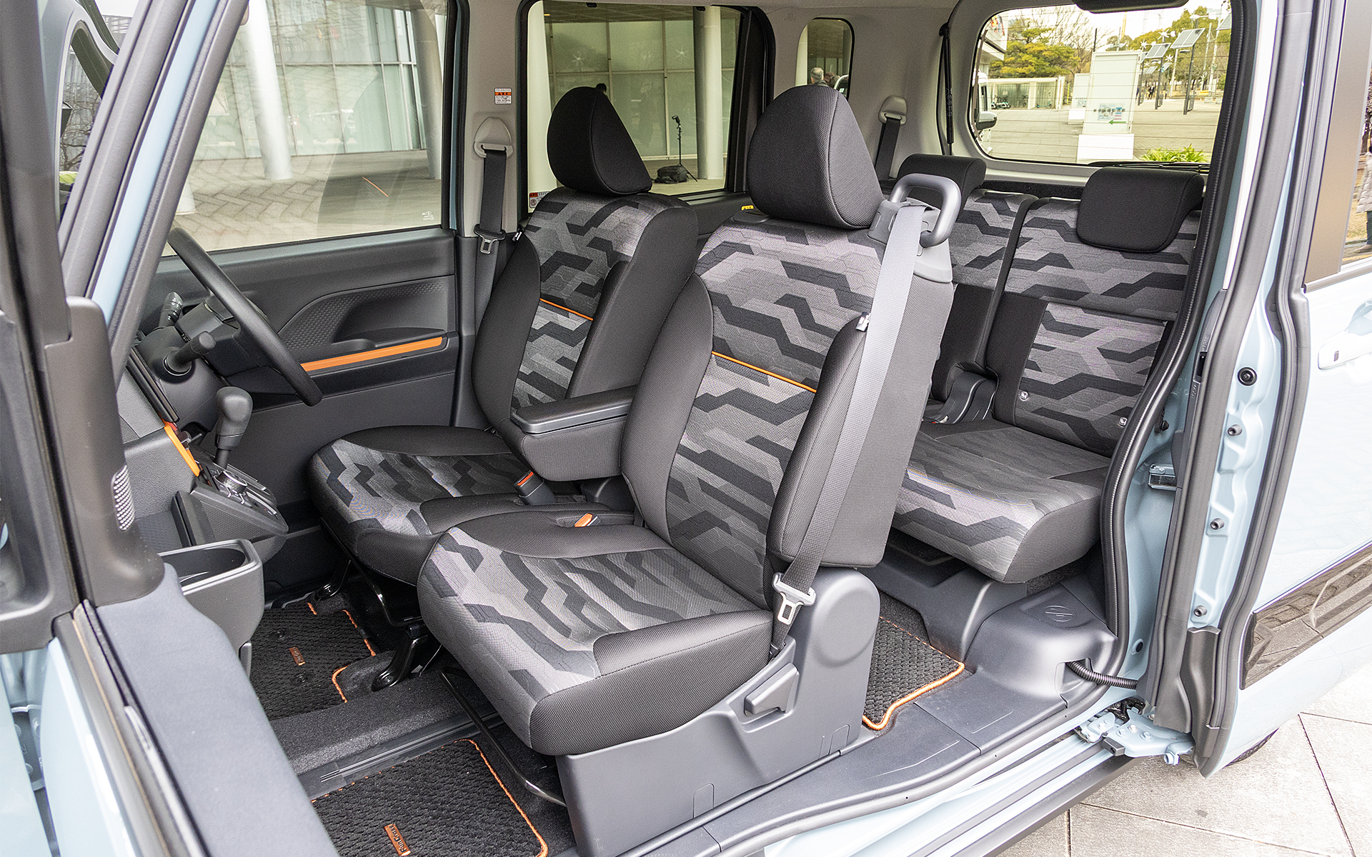 運転席は後方に540mmもスライドする。いちばん下げると運転席から後席へウォークスルーでアクセスもできる。助手席は前方へ380mmスライドするので、左後席の足下を広々使うこともできる