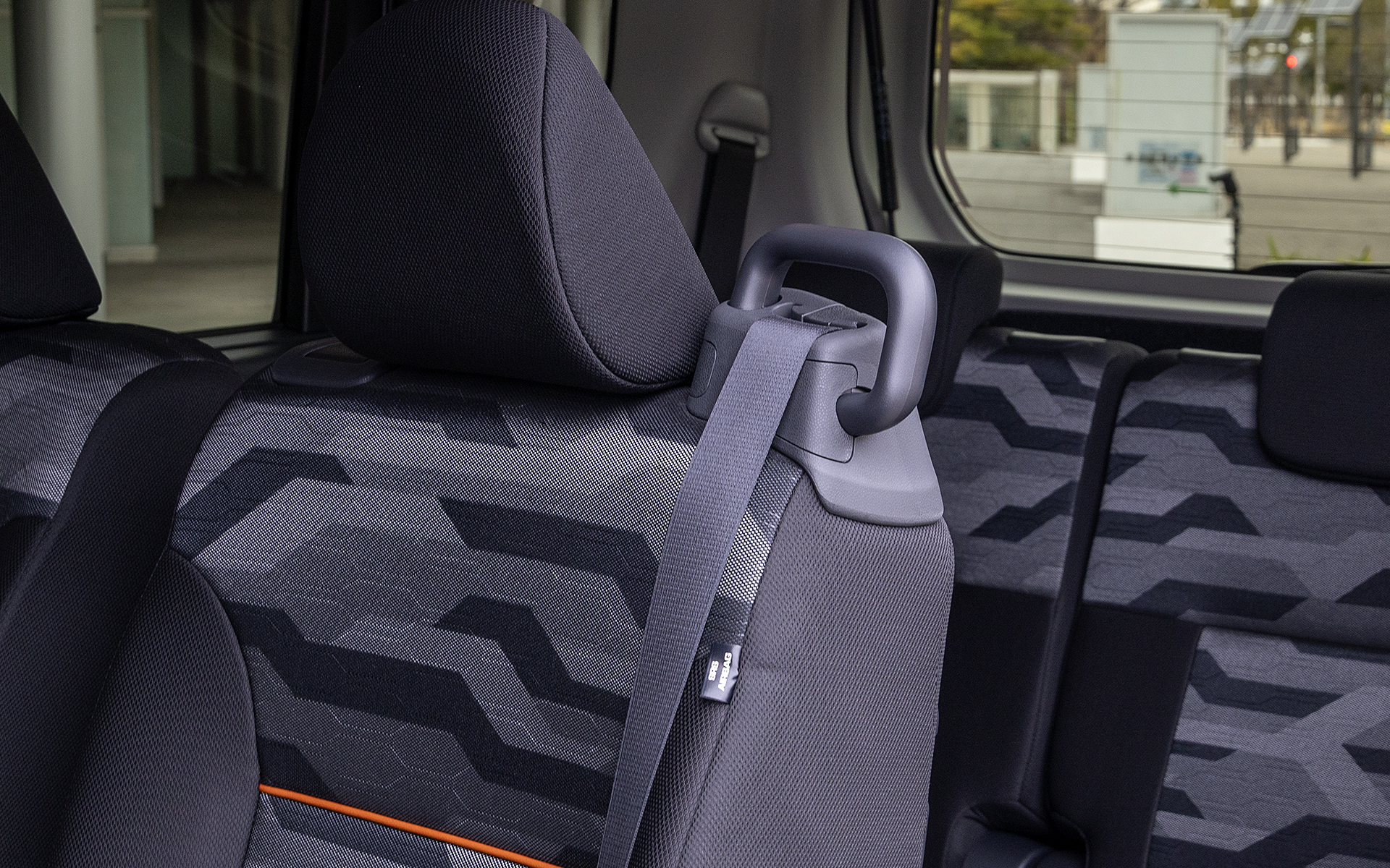 ユーザーの声を参考に追加された装備。後席への乗り込みを容易にするグリップ