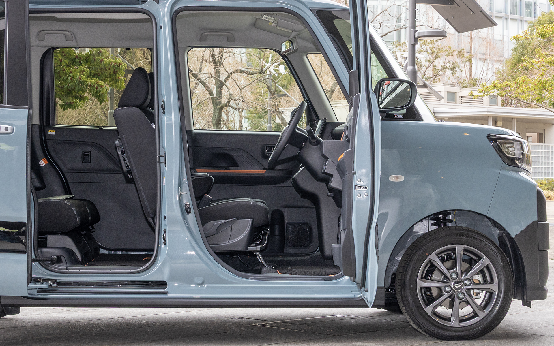 シートリフターが付いている車種ではドライバーの身長に合わせて座面の高さが調整できる。ダイハツのシートリフターは座面の角度があまり変わらず上げ下げできるので、座ったときの違和感がない。これはもっとも下げた状態。身長は約185cmに対応