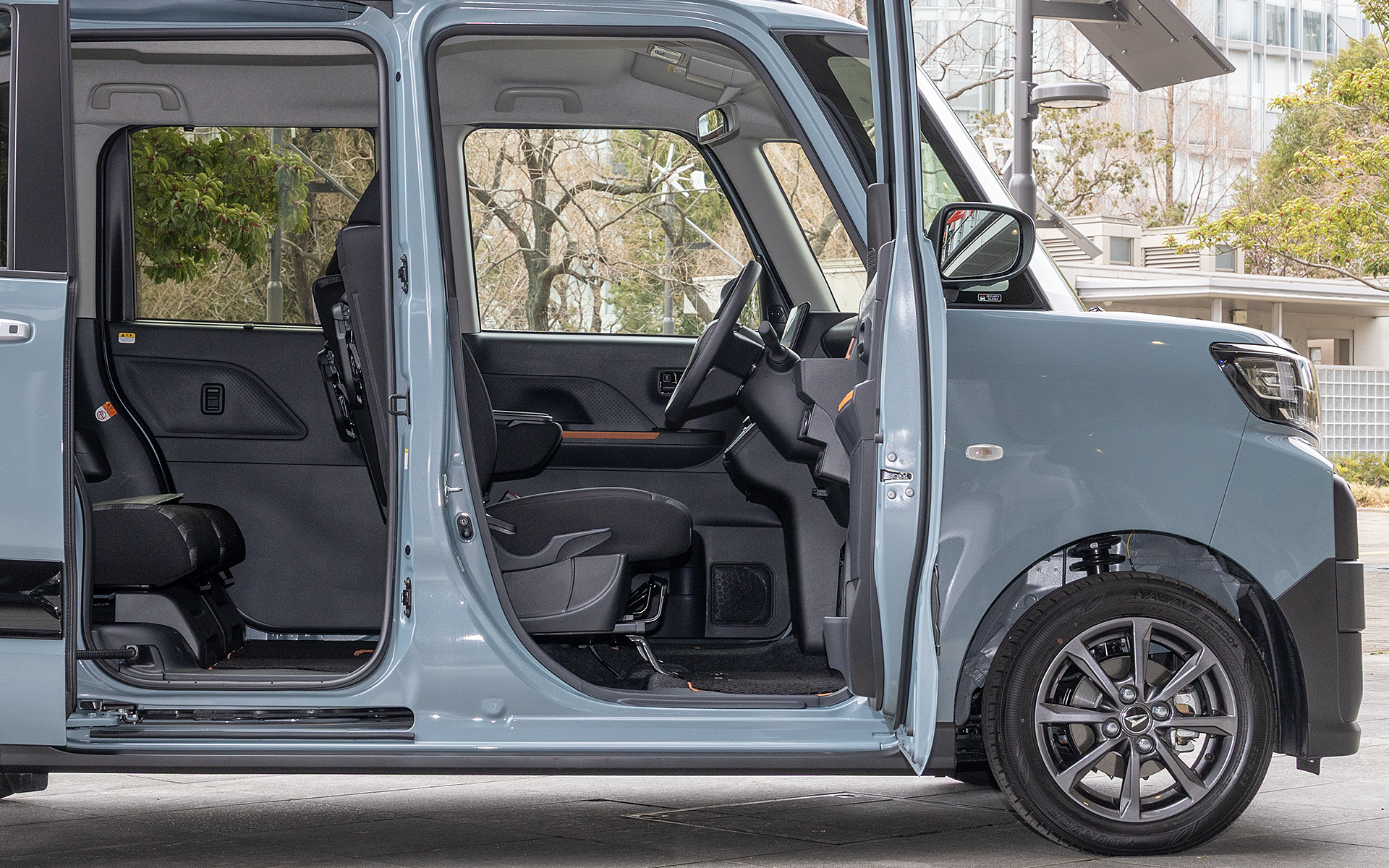 座面をもっとも上げた状態。身長約150cmに対応。シフトリフターのレバーはシート横にあるもの。レバーを何度か操作することで、座面の高さを細かく調整できる