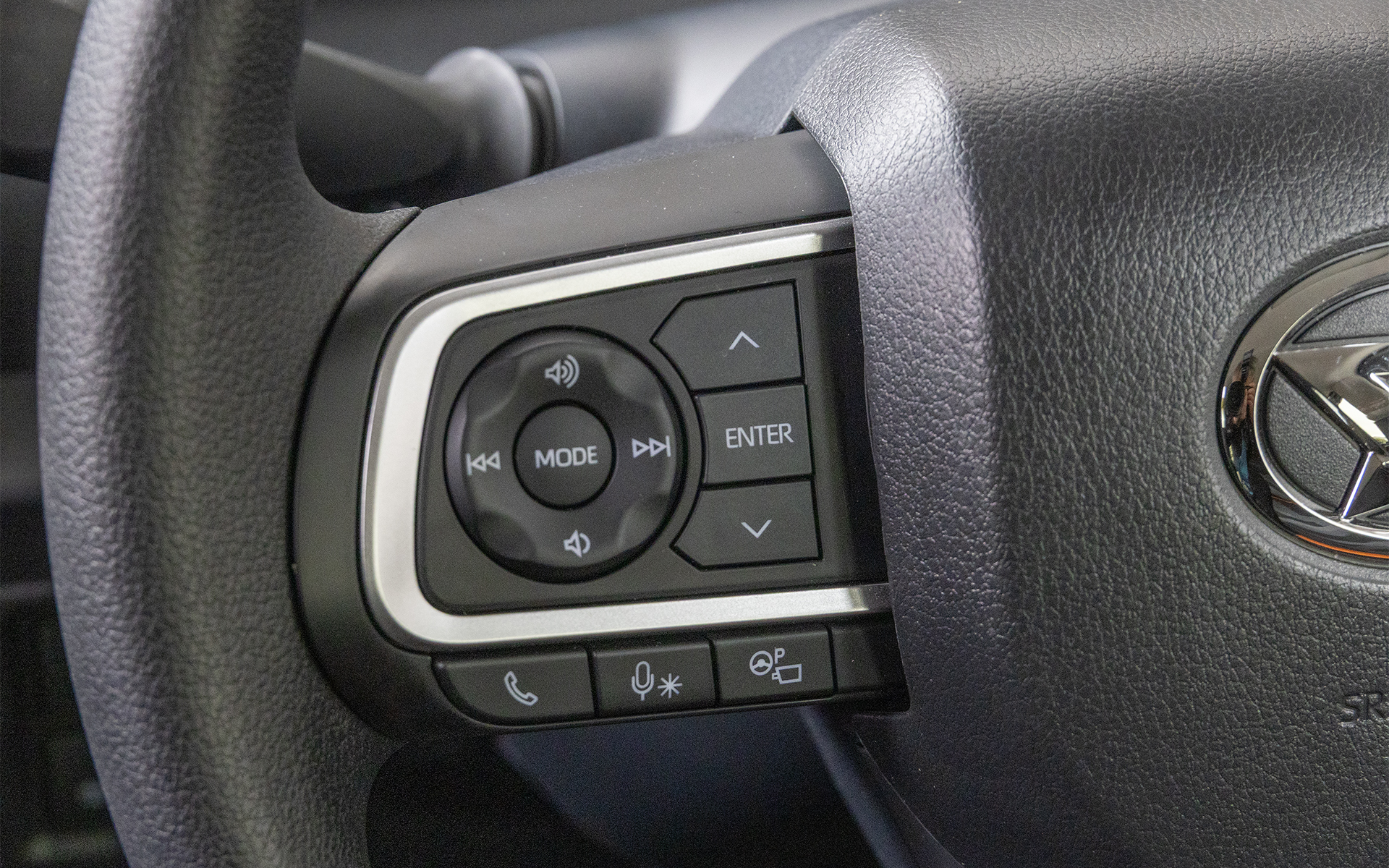 ステアリングの左に[スマアシ]（予防安全・運転支援機能のスマートアシスト）の操作スイッチがある。ステアリングスポークが平行になっているのは直進状態で握ったときにスイッチ操作をしやすくする意味がある