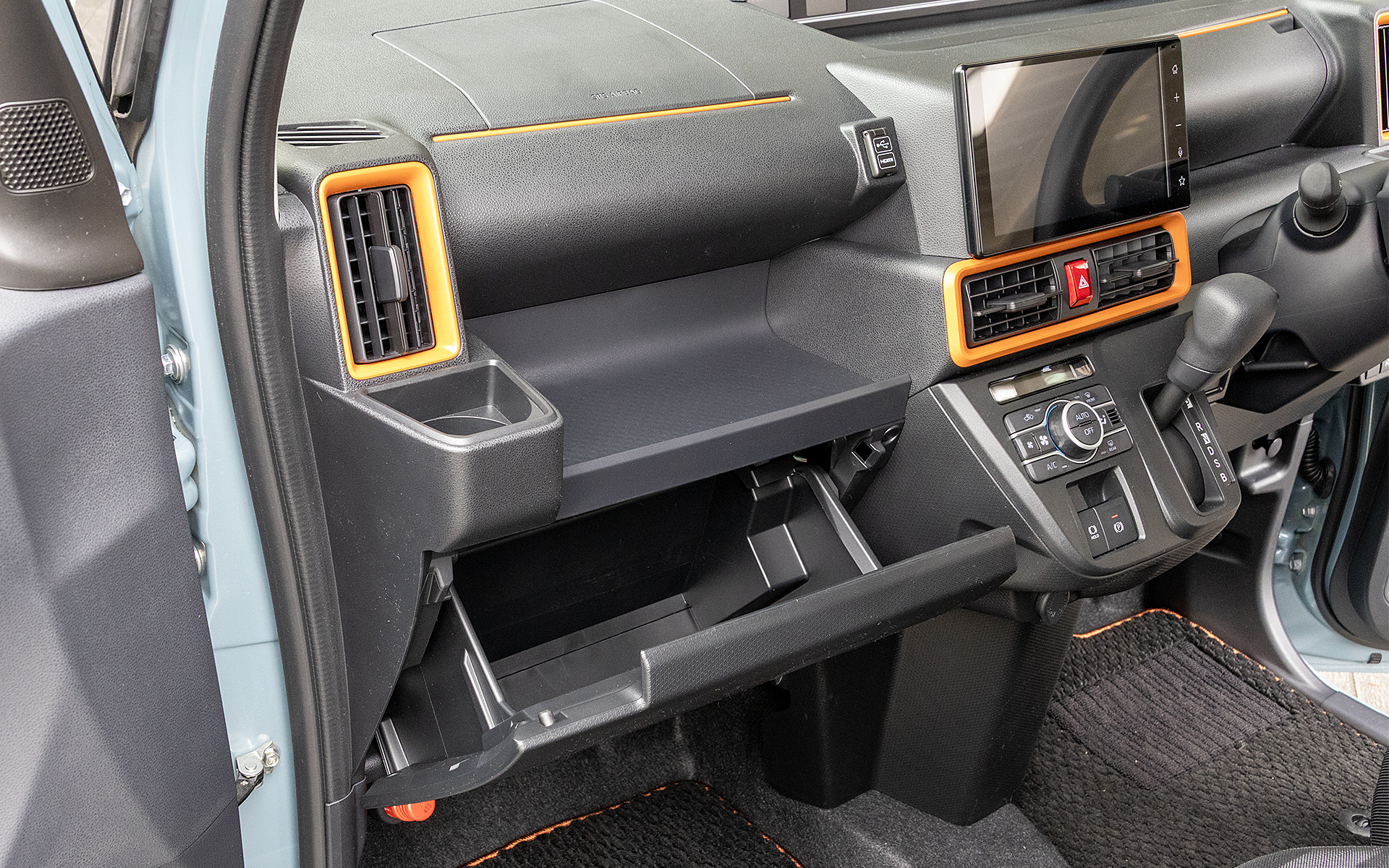 車内の物置スペースや収納スペースの充実度も大事なポイントだ。車内ではちゃんとしまっておきたい物と、ポンと気軽に置きたい物がある。そこでフタが付いた収納と物を置くためのトレイの両方を用意。タント ファンクロスの助手席では、インパネの上部に物を置くためのトレイを設置。そしてその下には取扱説明書なども入るフタ付きの大きなグローブボックスを用意している