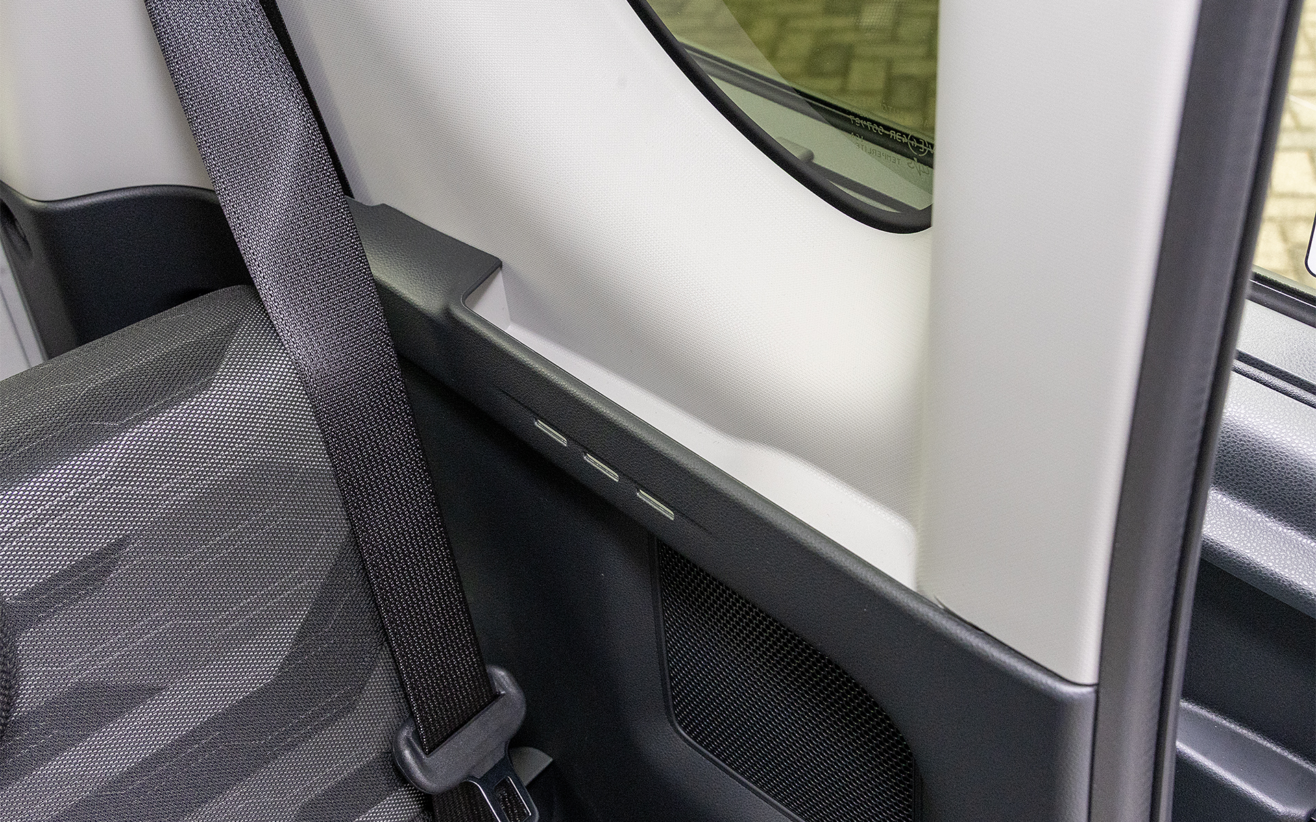 軽自動車はボディの大きさが決まっている。その中で居住性のよさなどを求めるのだが、同時に収納のことも考えなければいけない。そのため、小さいスペースでも有効に活用する工夫があちこちに見られる。タントシリーズでは黒色の内装カバーと白色の内装カバーの合わせ部分にできた段差を利用して、後席に座った人がスマホを置けるようにしている