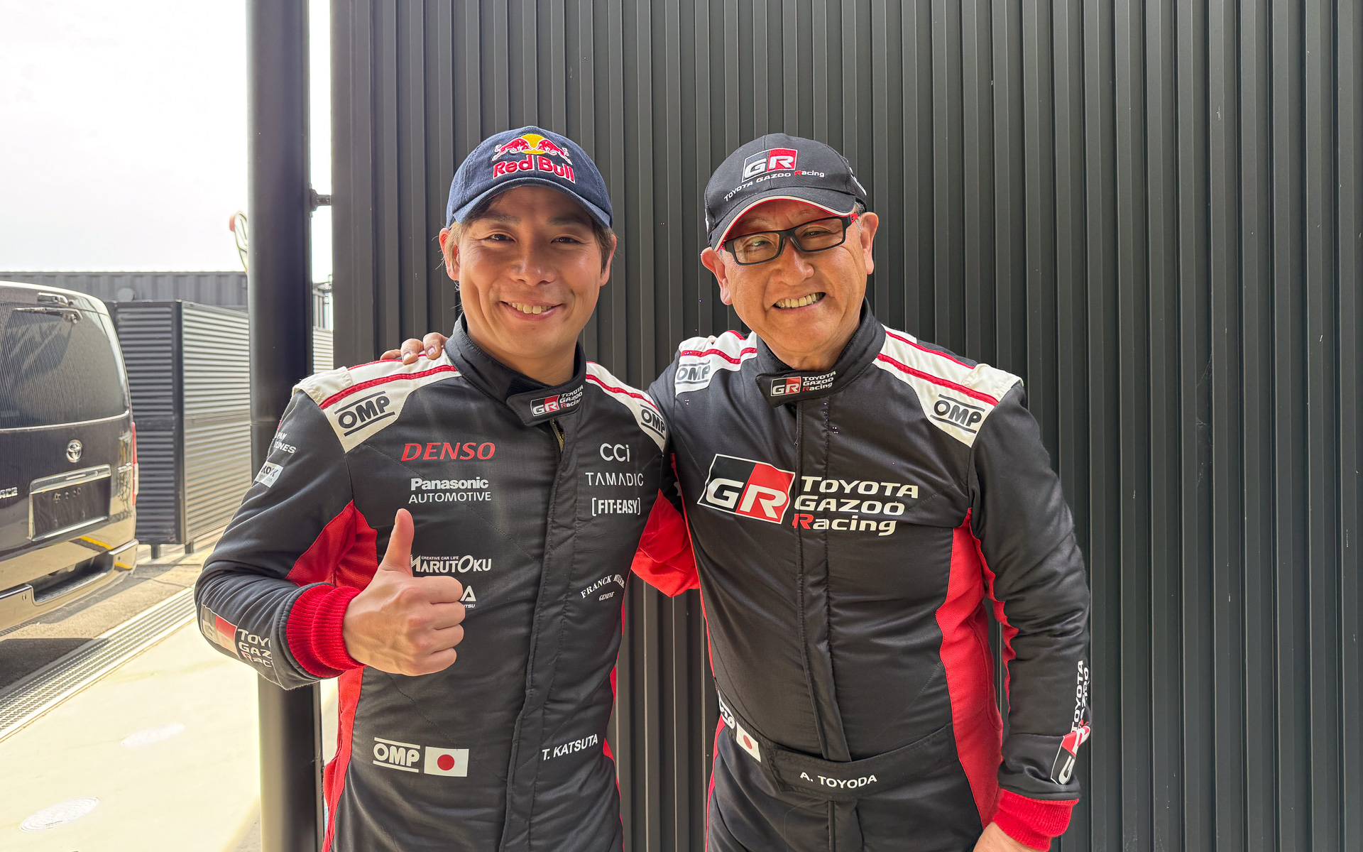 2日目のデモランを終えた直後のトヨタ自動車株式会社 代表取締役会長 豊田章男氏（右）。同じくデモランを終えたばかりのWRCドライバー 勝田貴元選手（左）とともに